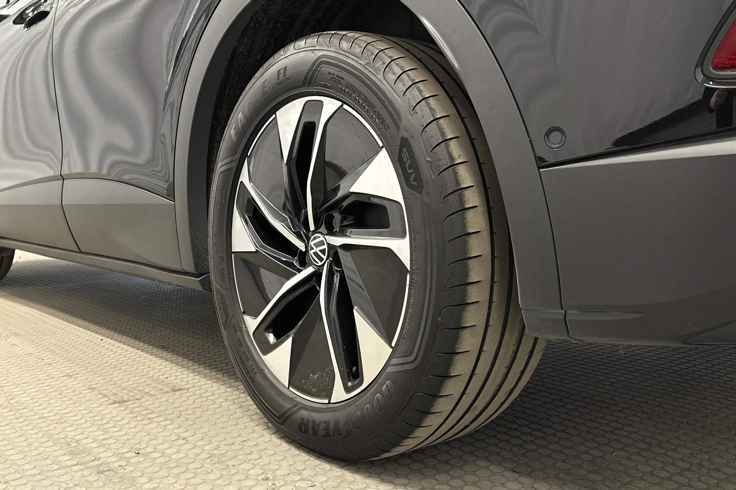 musta Volkswagen ID.4 2023 kuva 13.