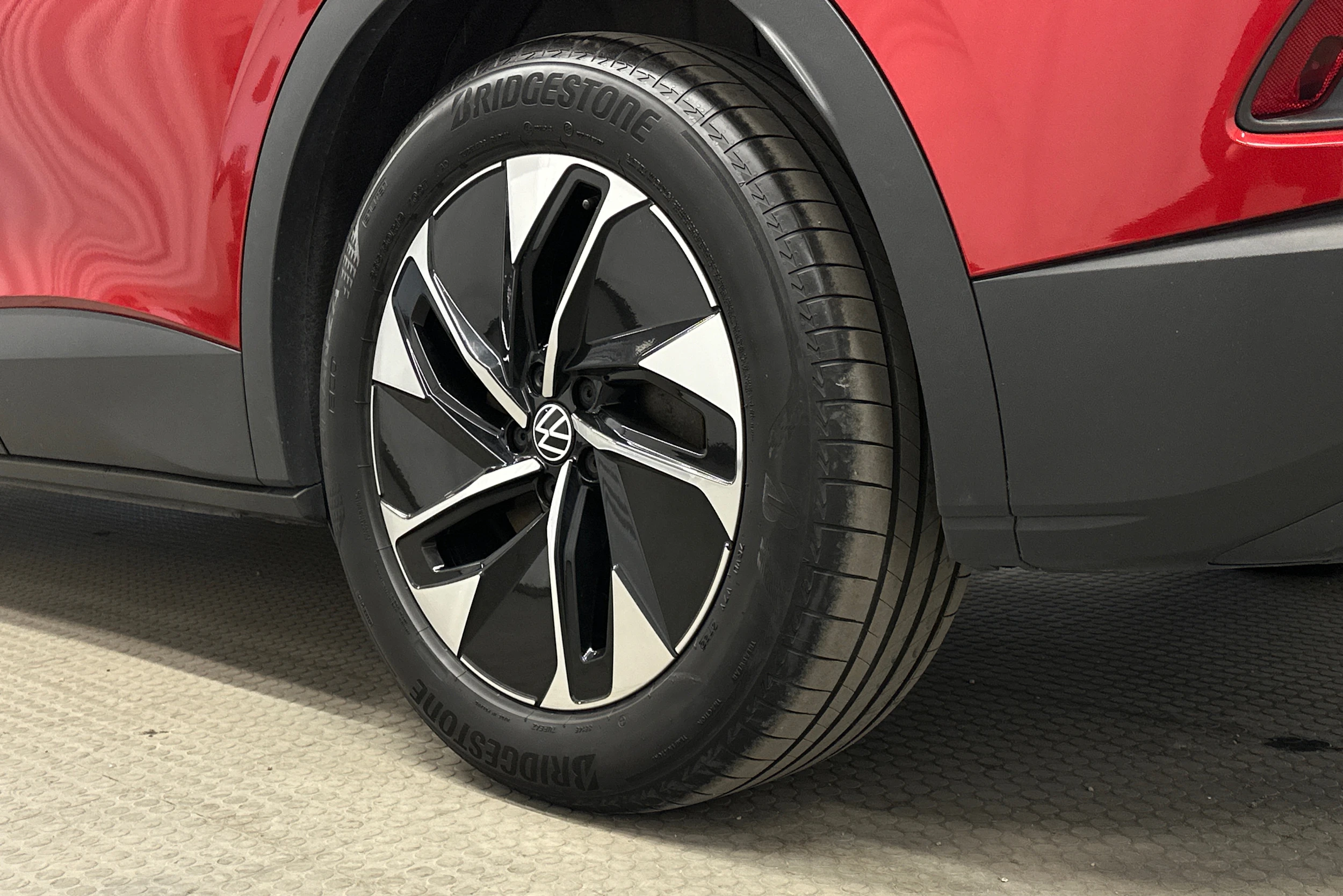 punainen Volkswagen ID.4 2023 kuva 13.