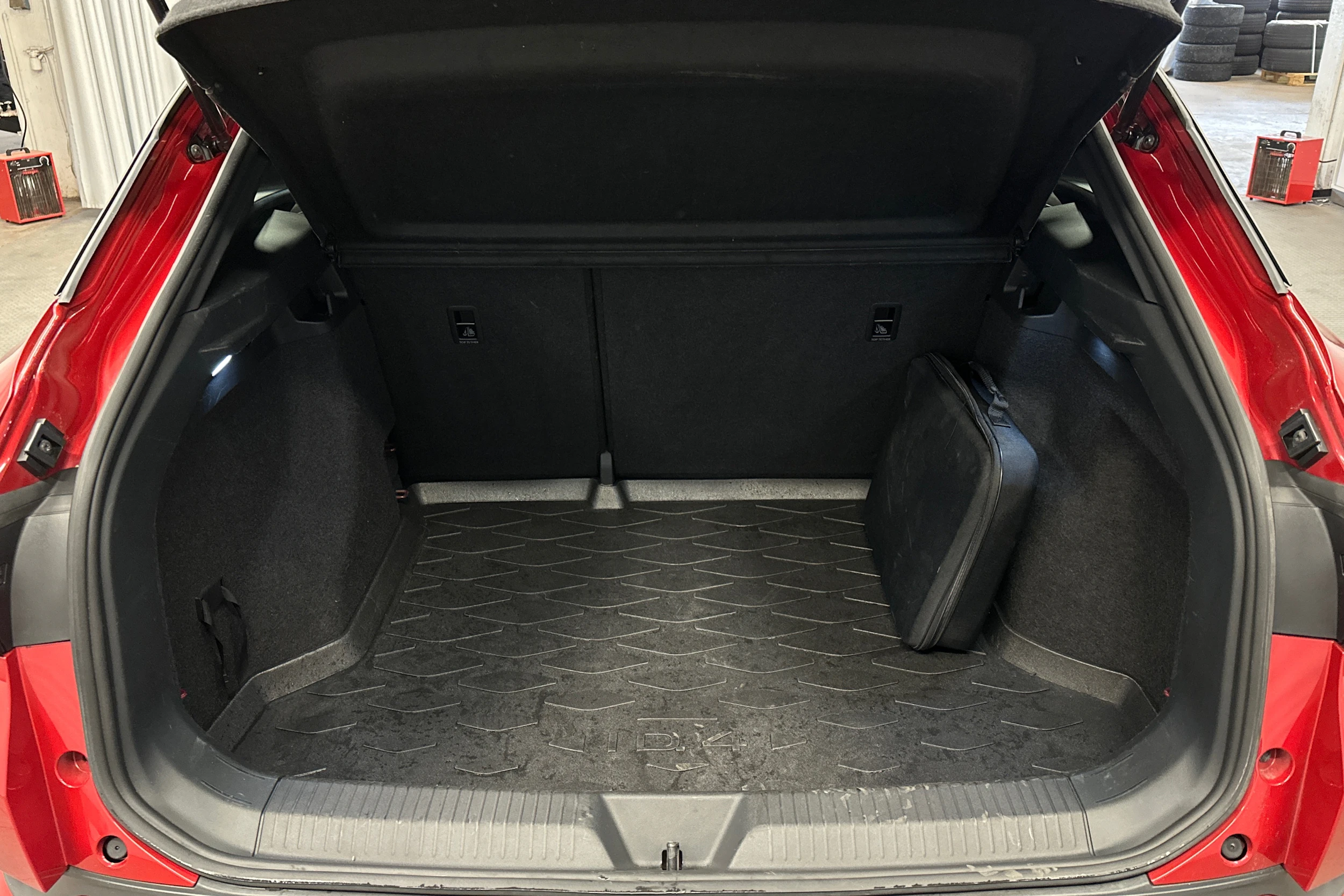 punainen Volkswagen ID.4 2023 kuva 15.
