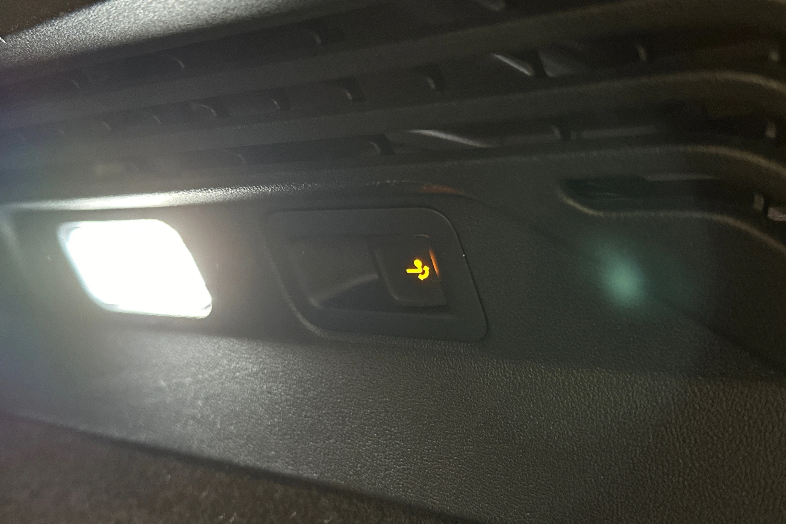 punainen Volkswagen ID.4 2023 kuva 16.