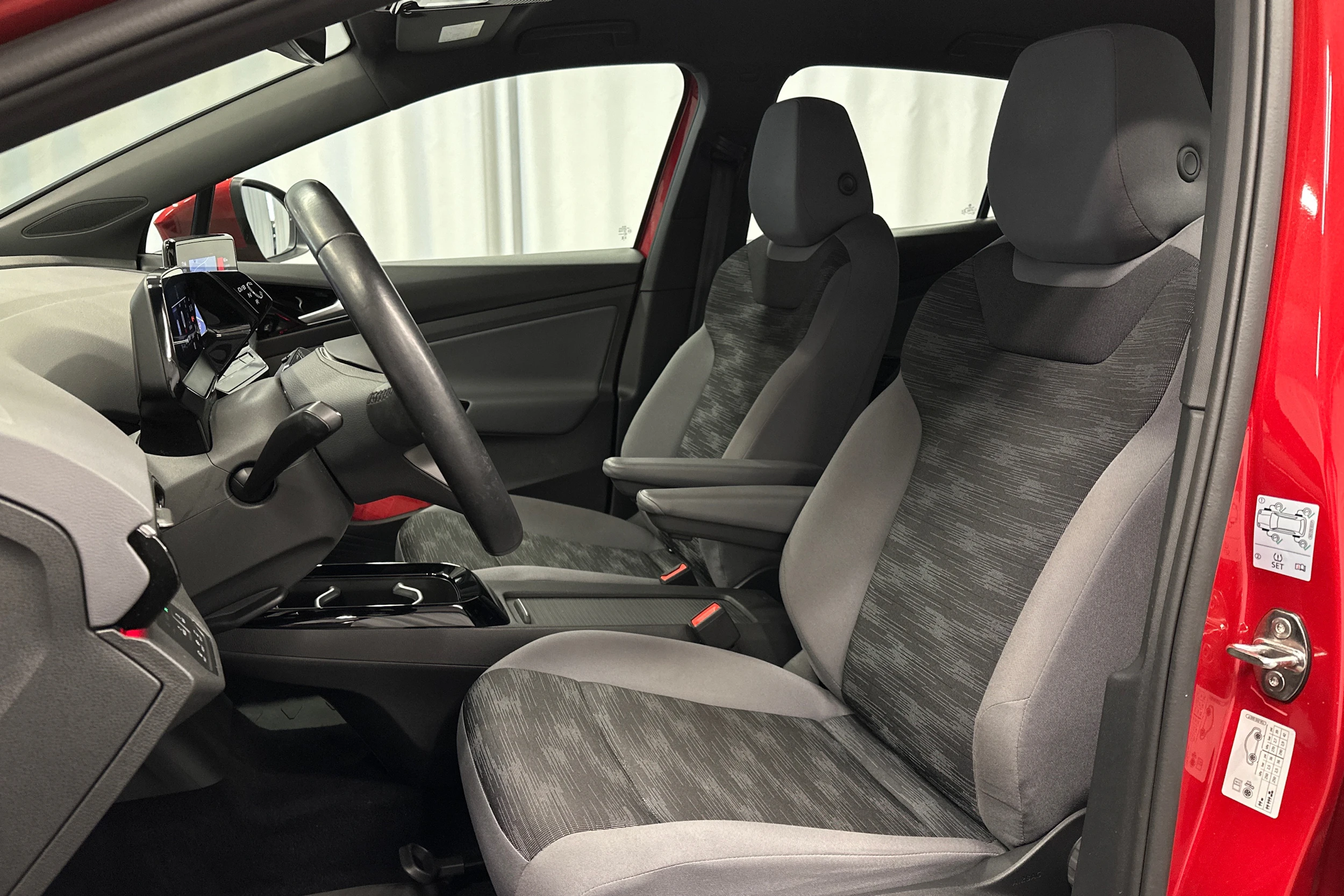 punainen Volkswagen ID.4 2023 kuva 17.