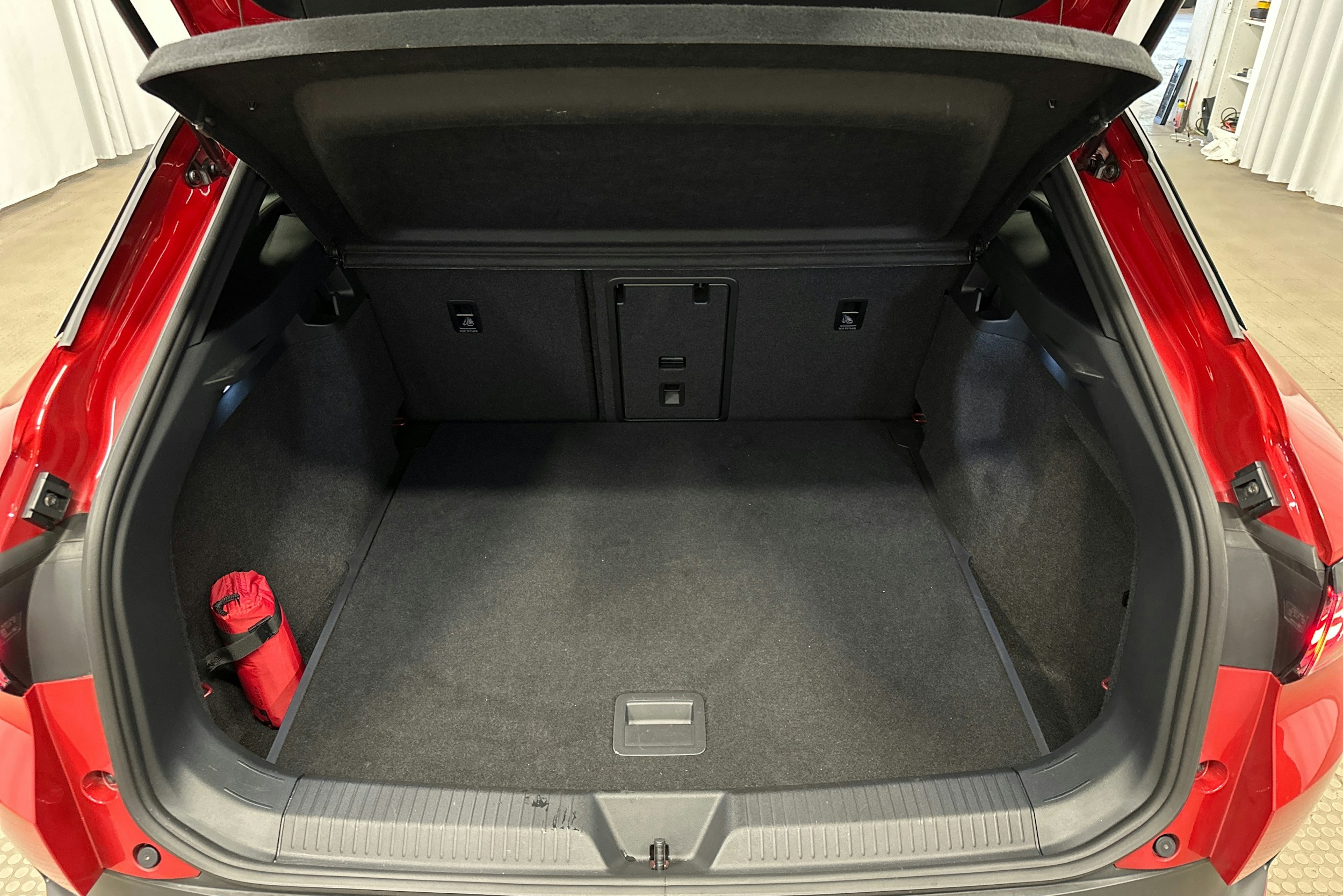 punainen Volkswagen ID.4 2024 kuva 17.