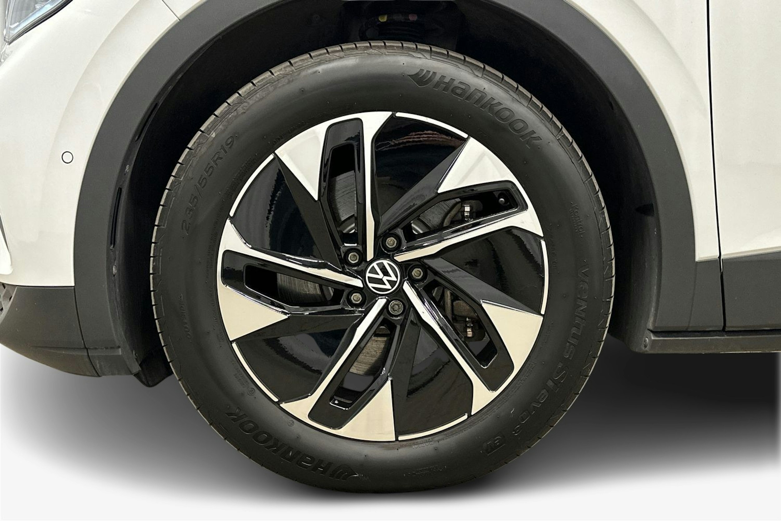 valkoinen Volkswagen ID.4 2024 kuva 11.