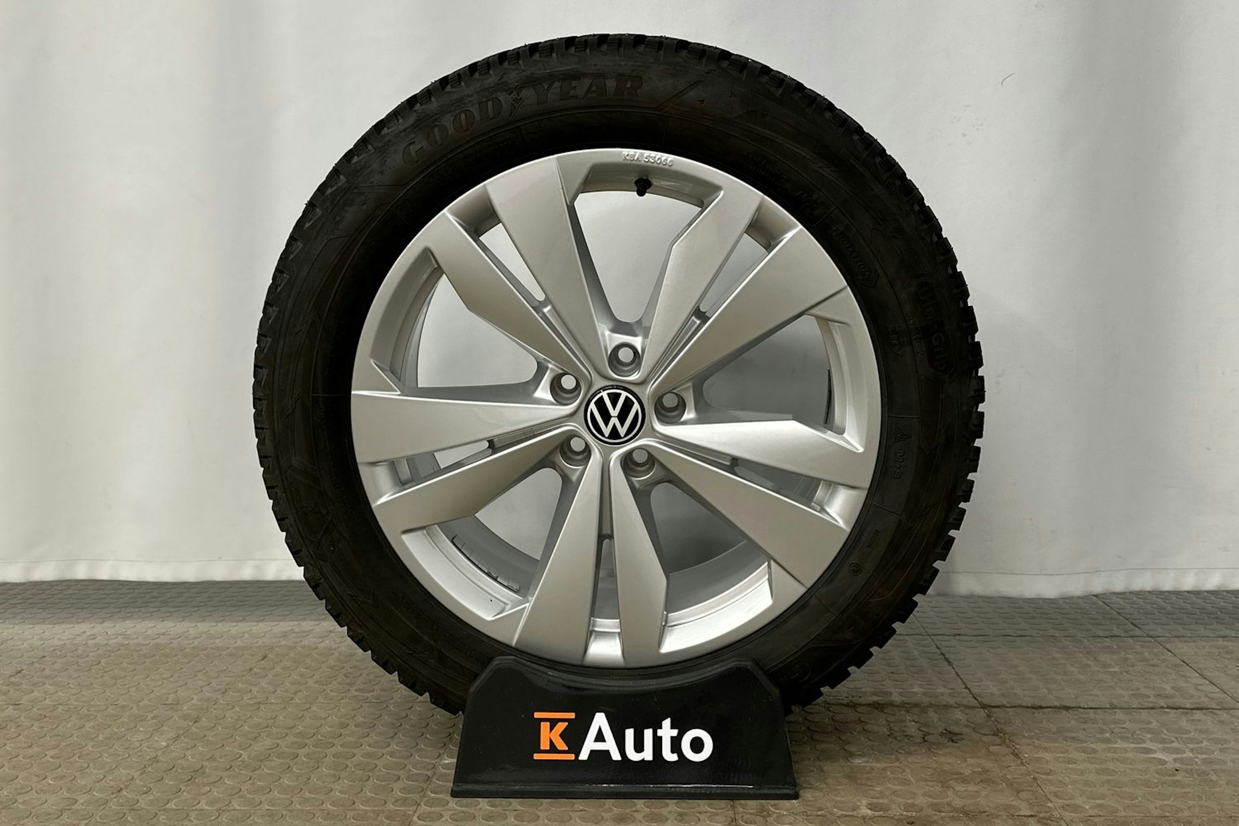 valkoinen Volkswagen ID.4 2024 kuva 13.