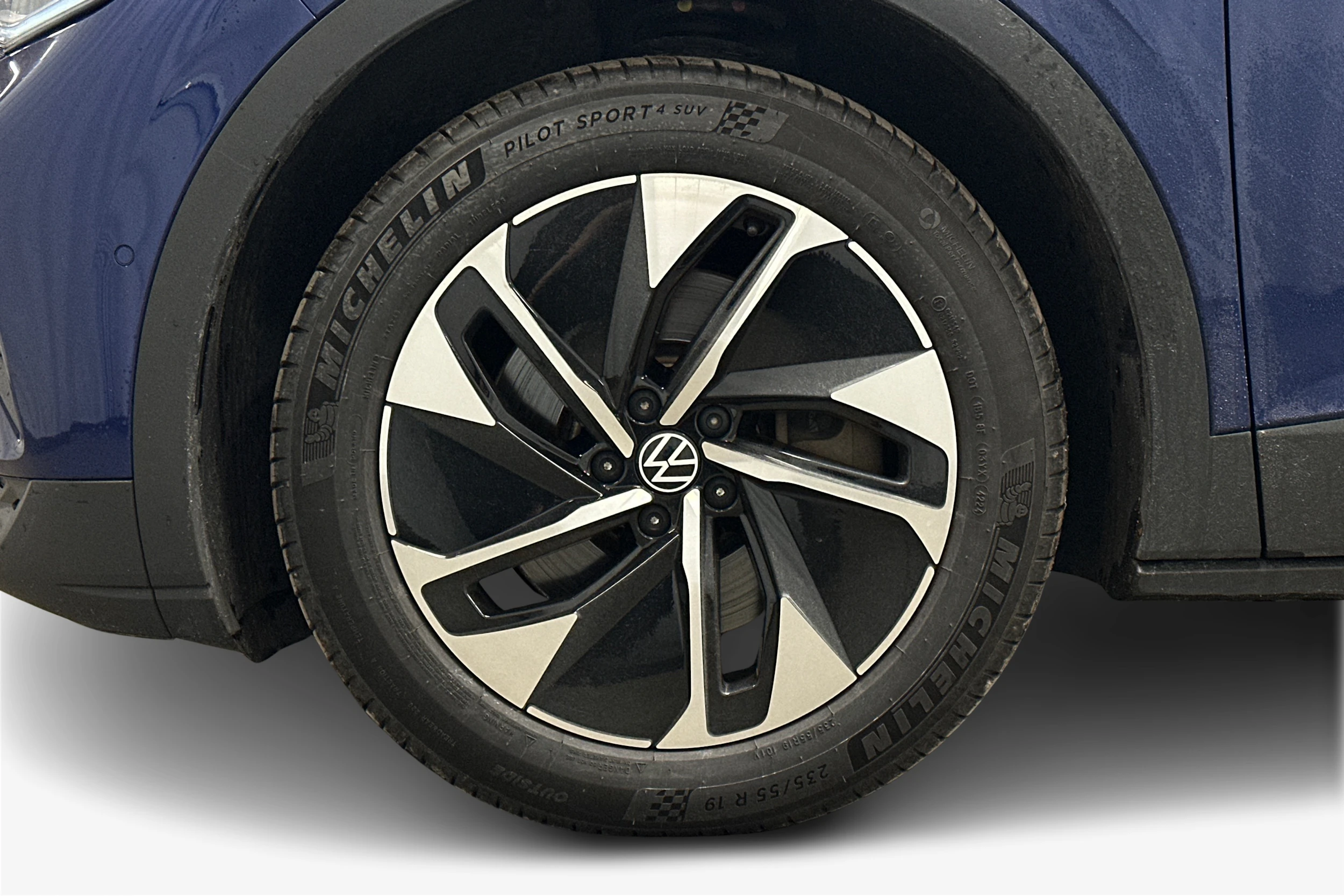 sininen Volkswagen ID.4 2024 kuva 9.