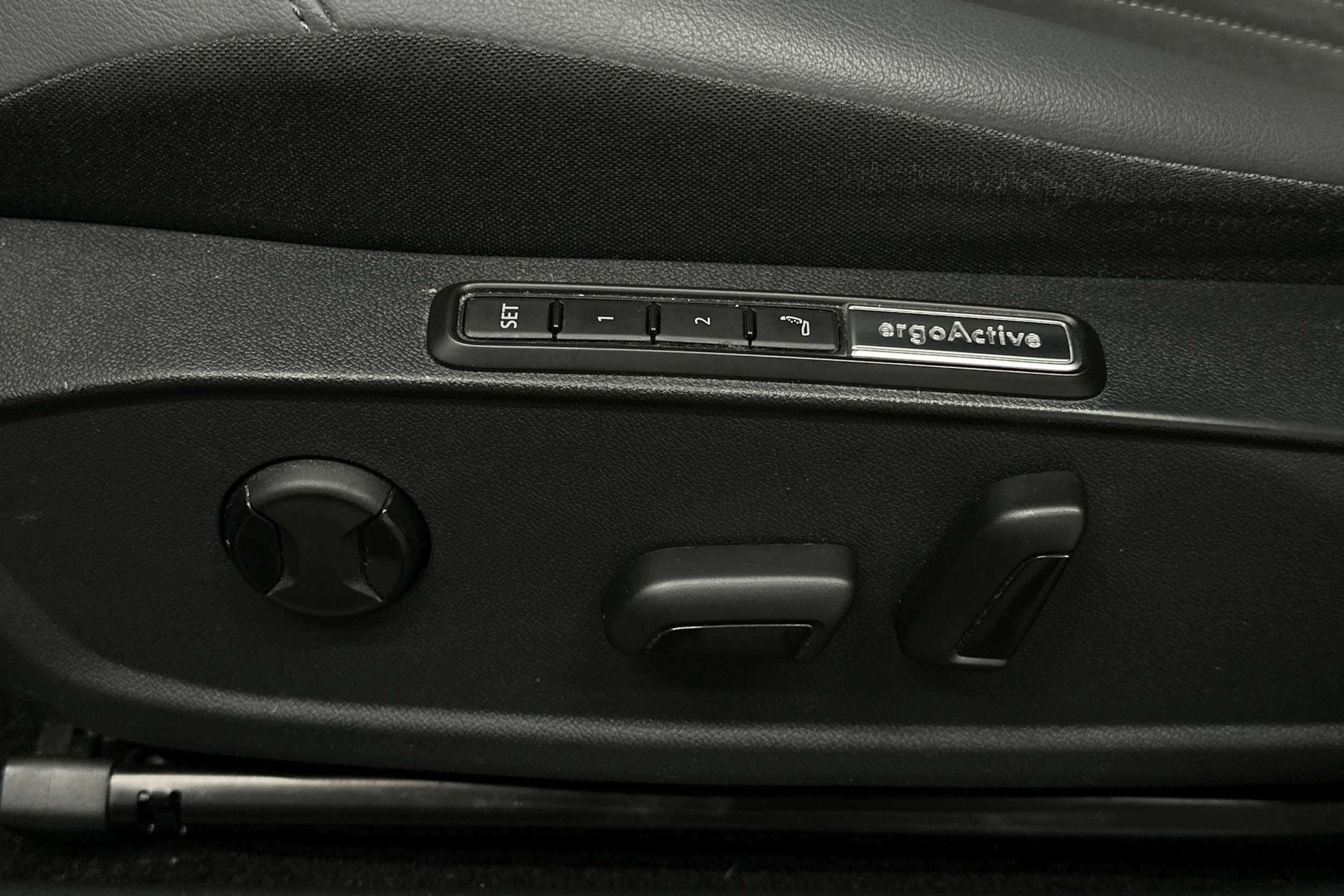 sininen Volkswagen ID.4 2024 kuva 16.
