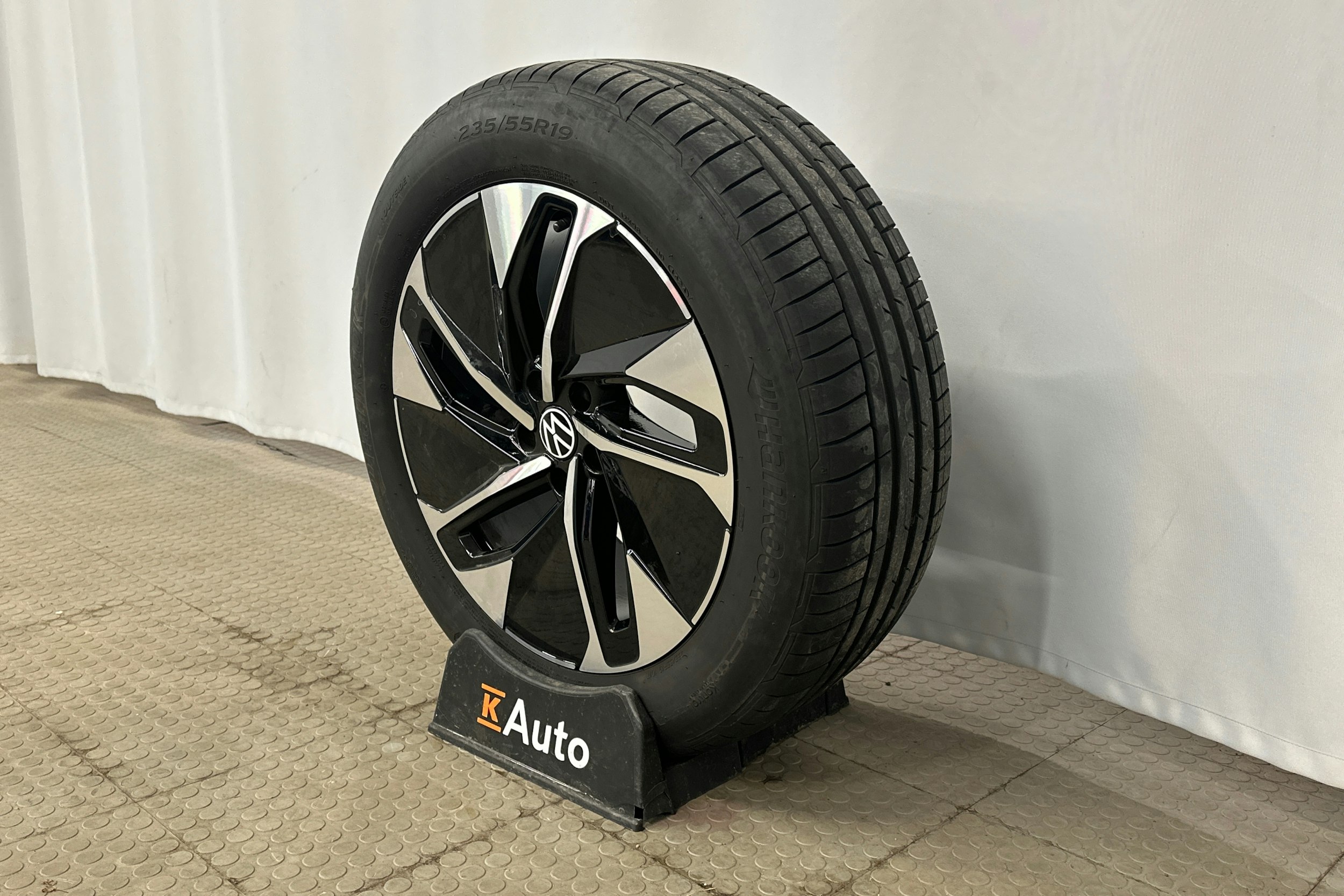 sininen Volkswagen ID.4 2024 kuva 13.