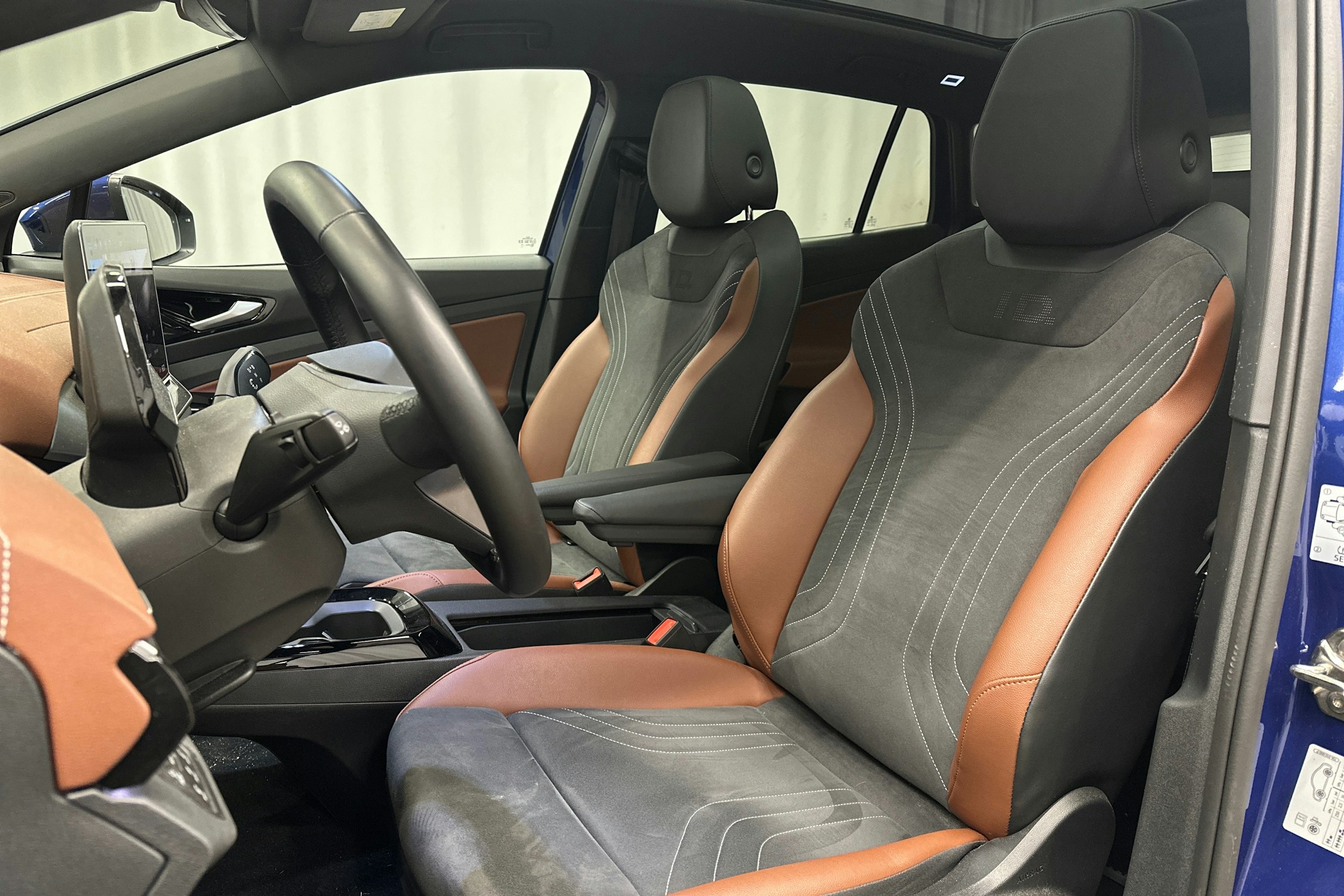 sininen Volkswagen ID.4 2024 kuva 16.