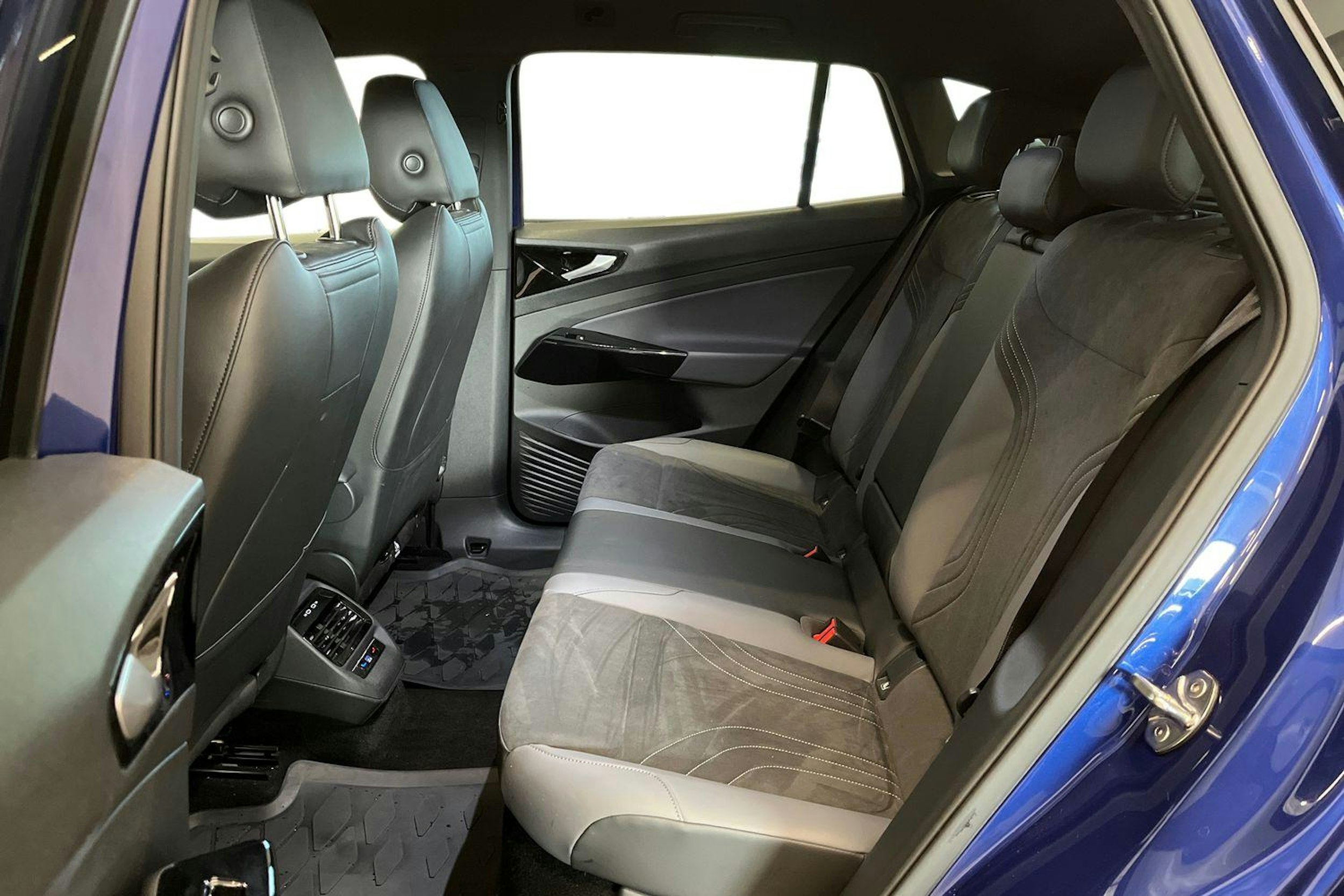 sininen Volkswagen ID.4 2024 kuva 10.