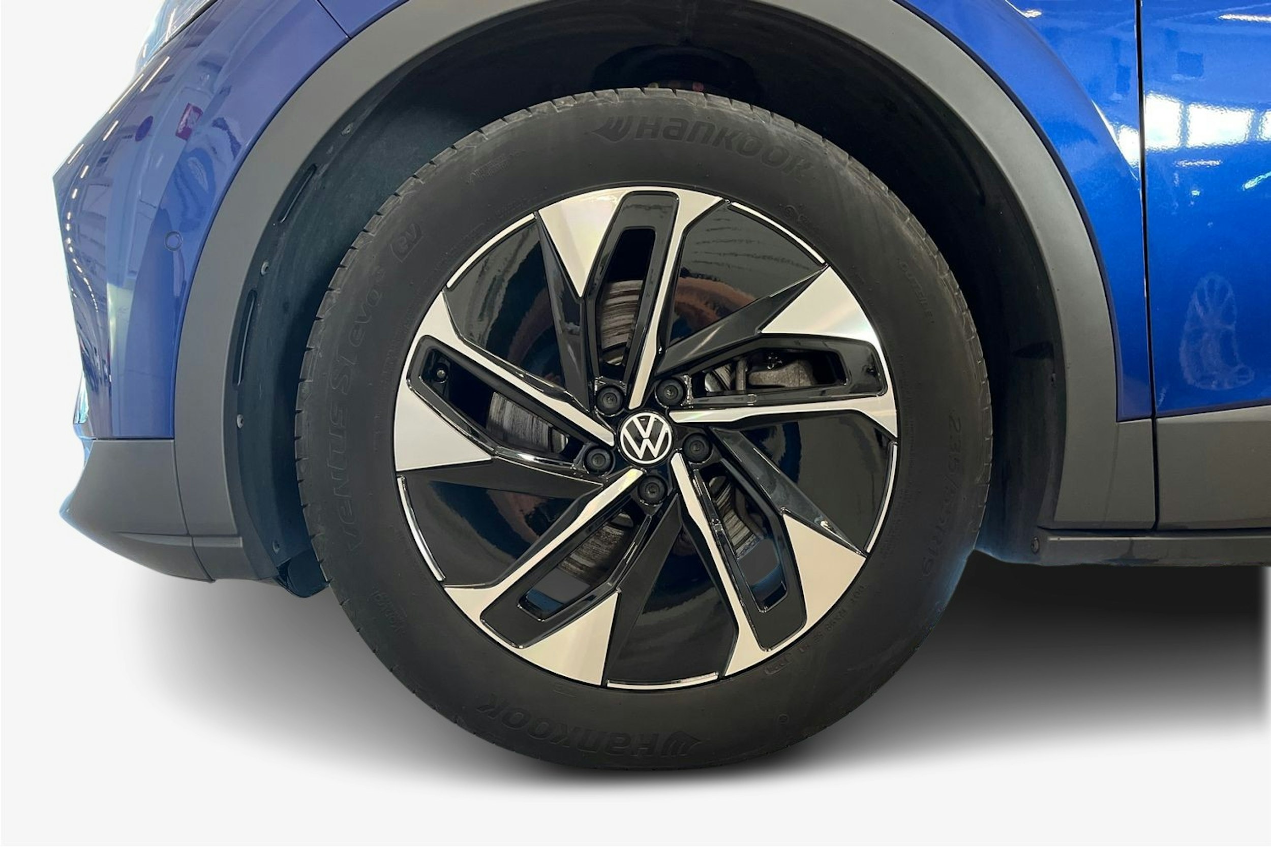 sininen Volkswagen ID.4 2024 kuva 11.