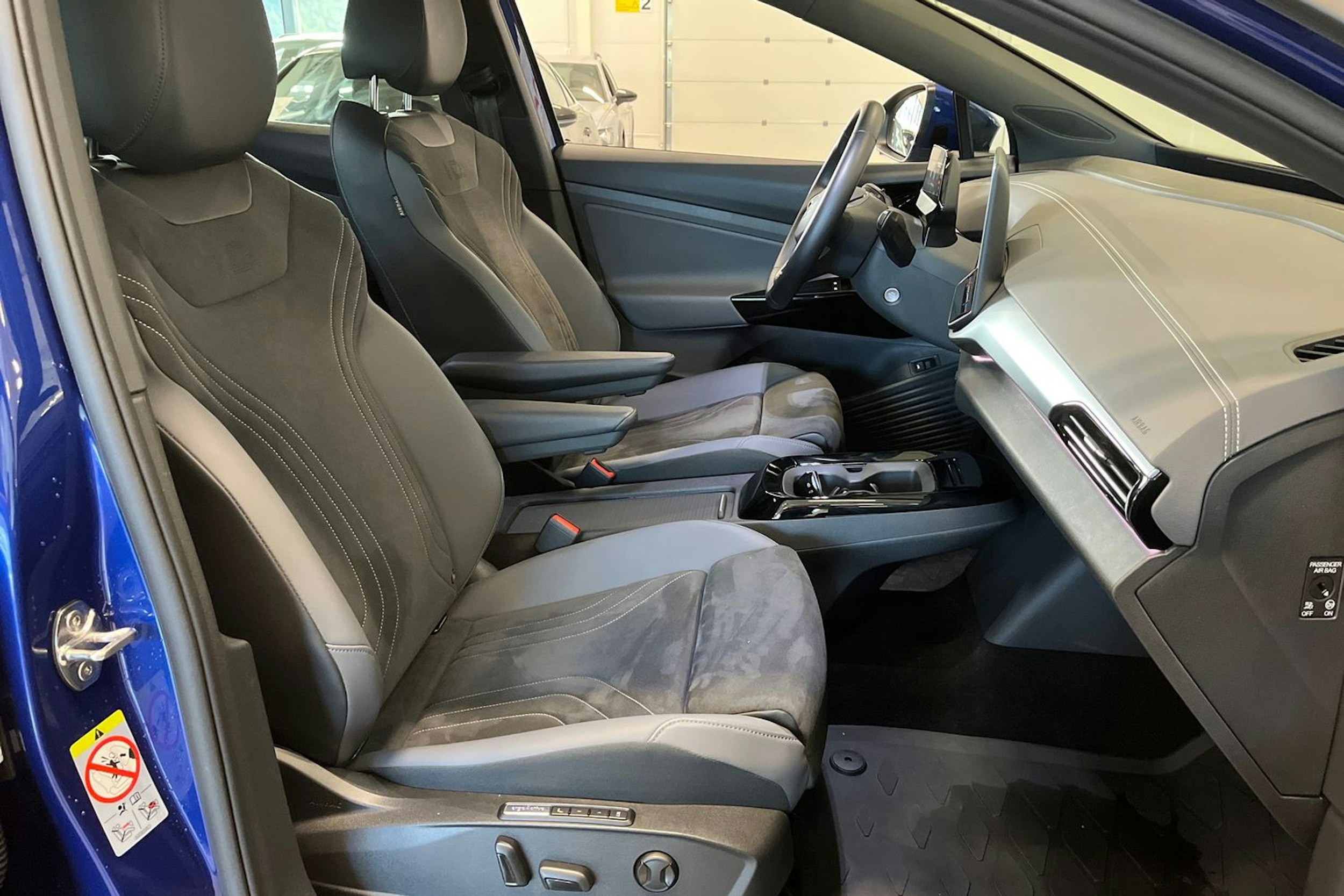 sininen Volkswagen ID.4 2024 kuva 15.