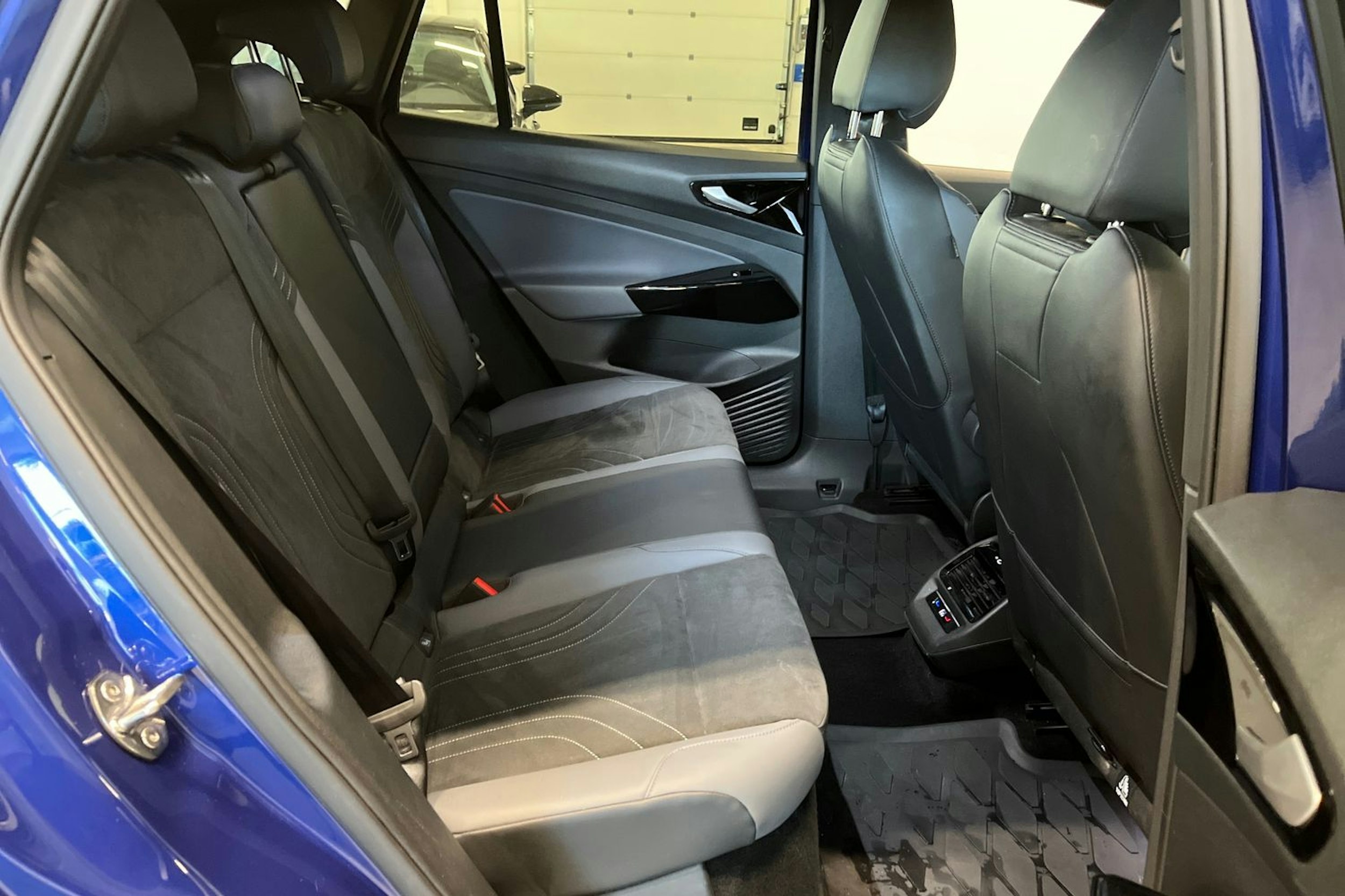 sininen Volkswagen ID.4 2024 kuva 19.