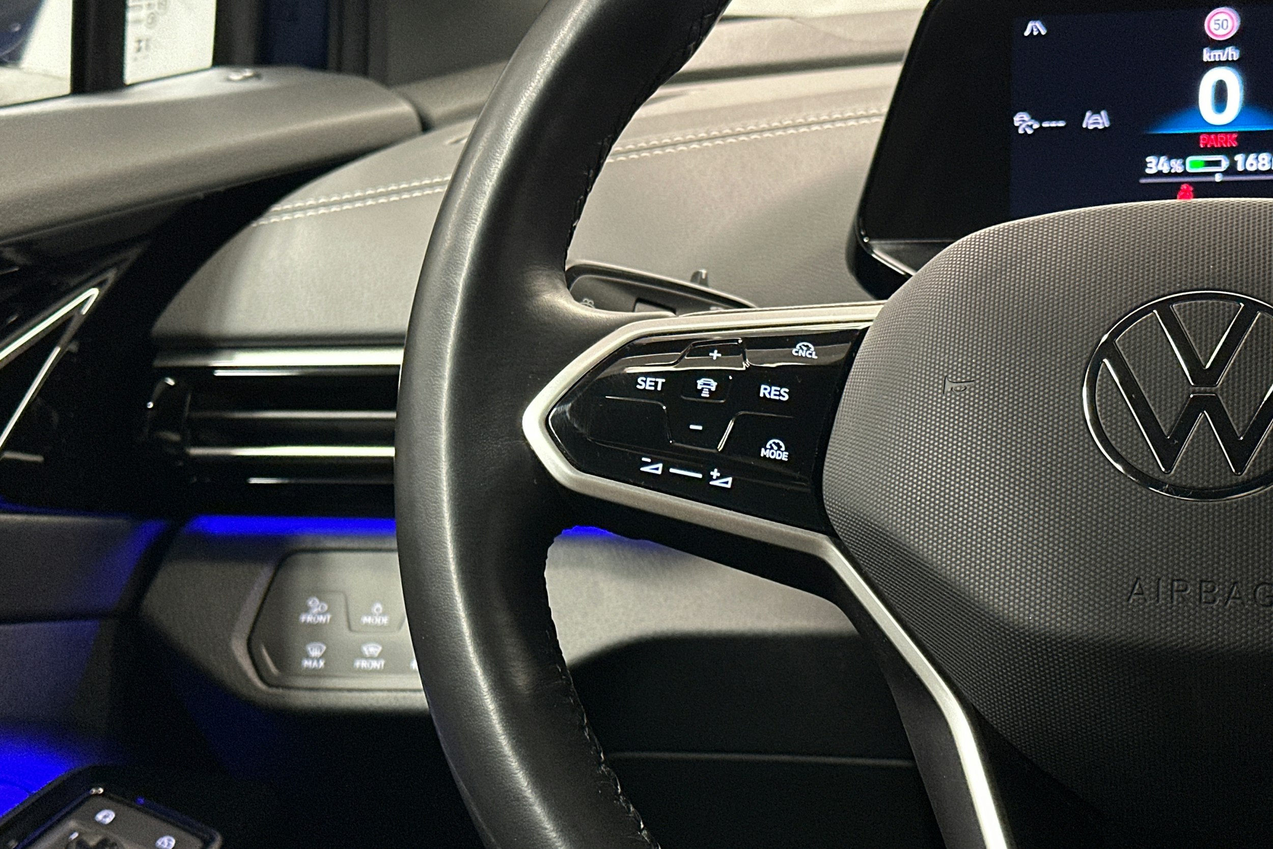 sininen Volkswagen ID.4 2024 kuva 16.