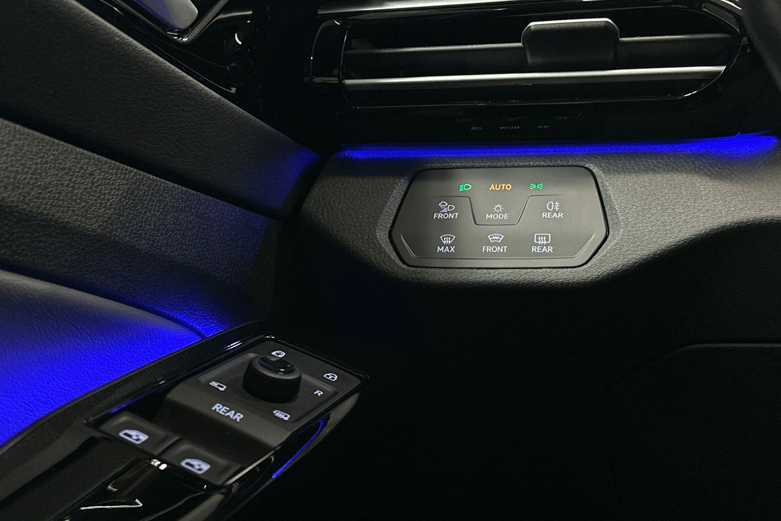 sininen Volkswagen ID.4 2024 kuva 19.