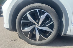 valkoinen Volkswagen ID.4 2024 kuva 9.