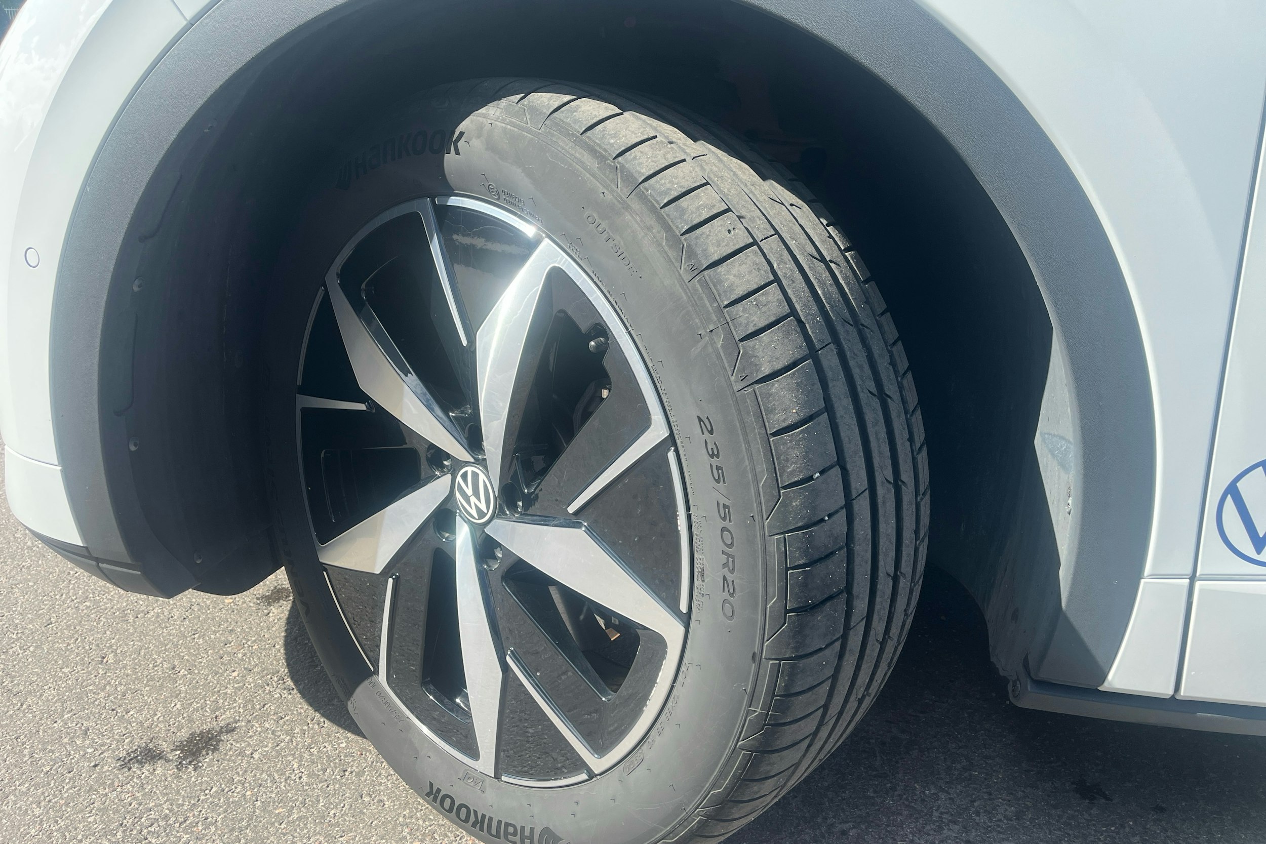 valkoinen Volkswagen ID.4 2024 kuva 10.