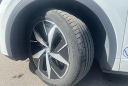 valkoinen Volkswagen ID.4 2024 kuva 10.