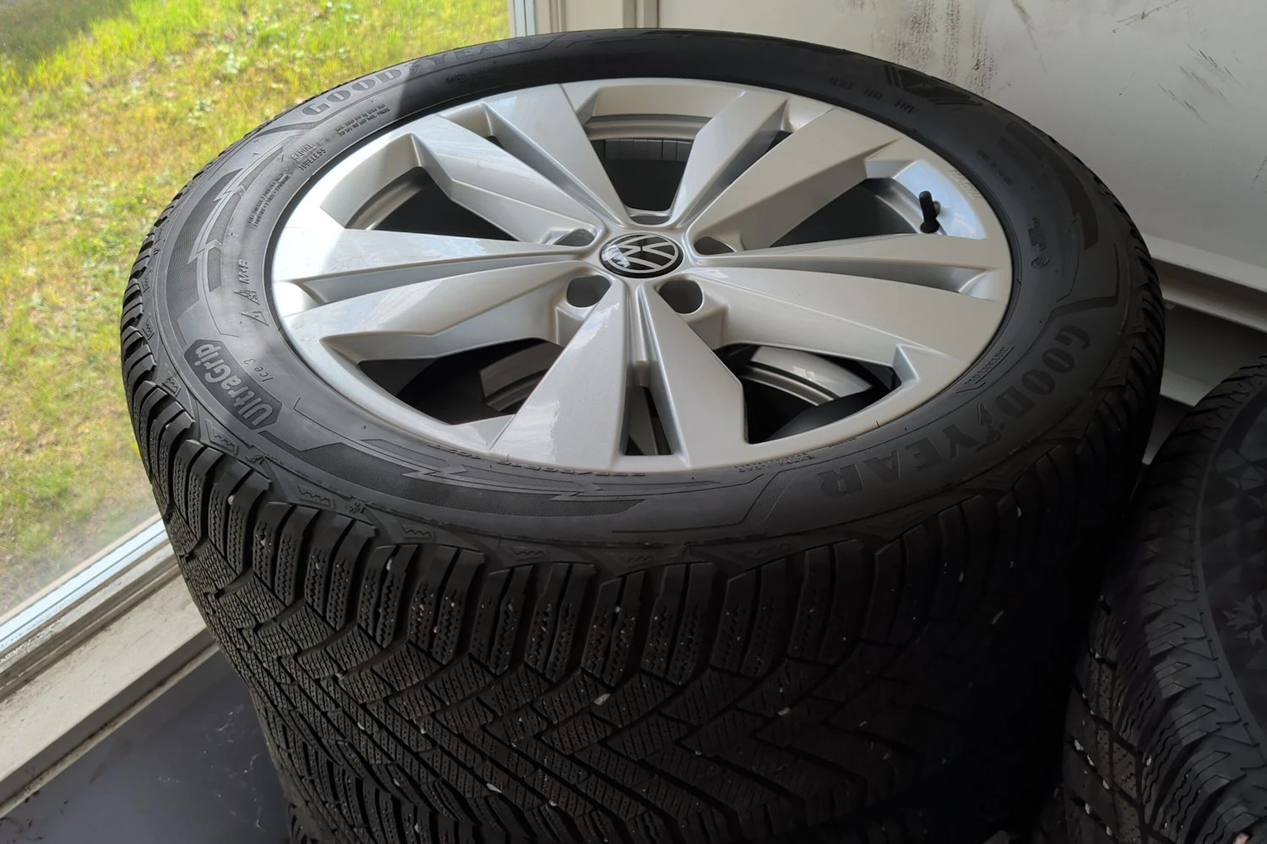 harmaa Volkswagen ID.4 2024 kuva 10.