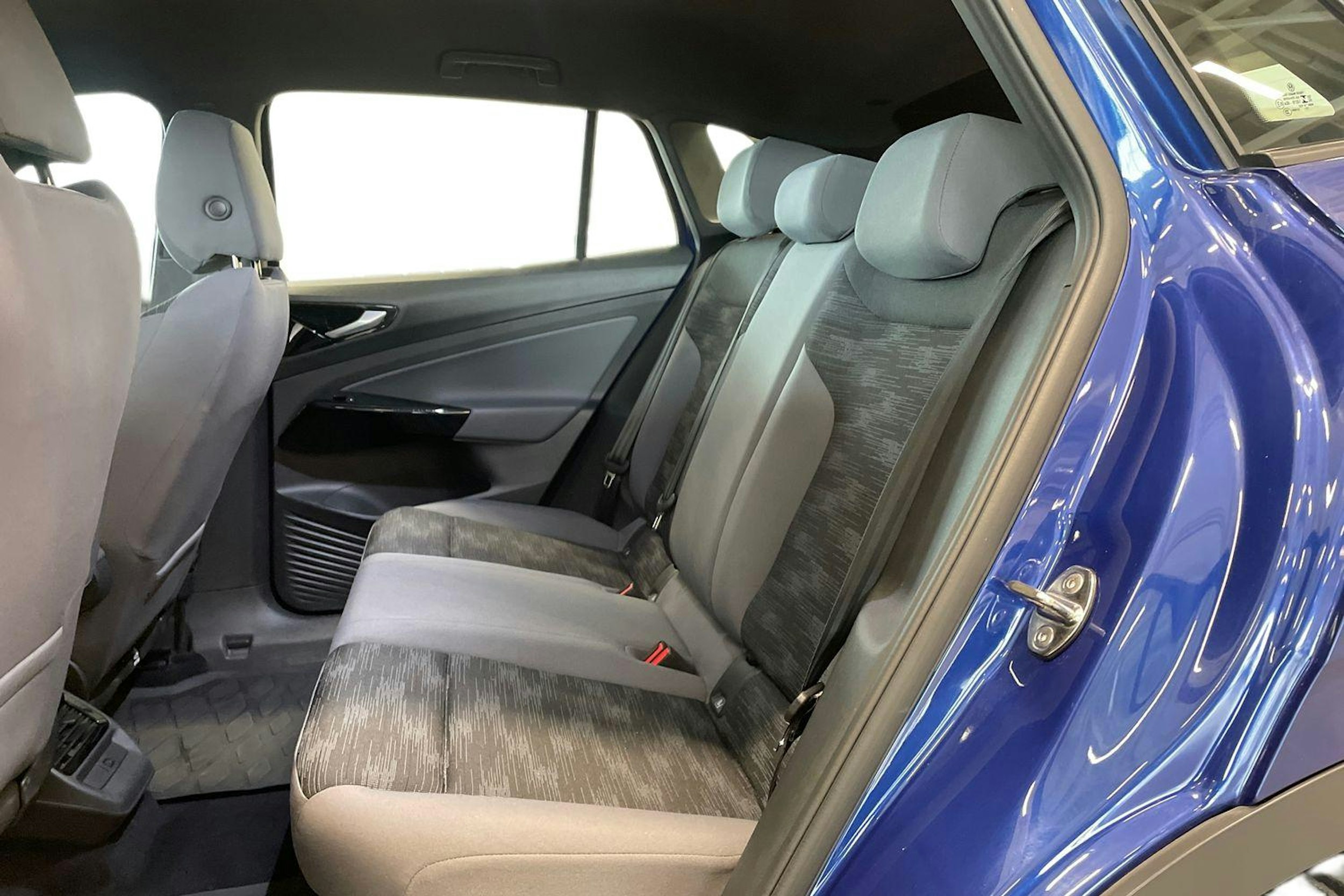 sininen Volkswagen ID.4 2024 kuva 10.