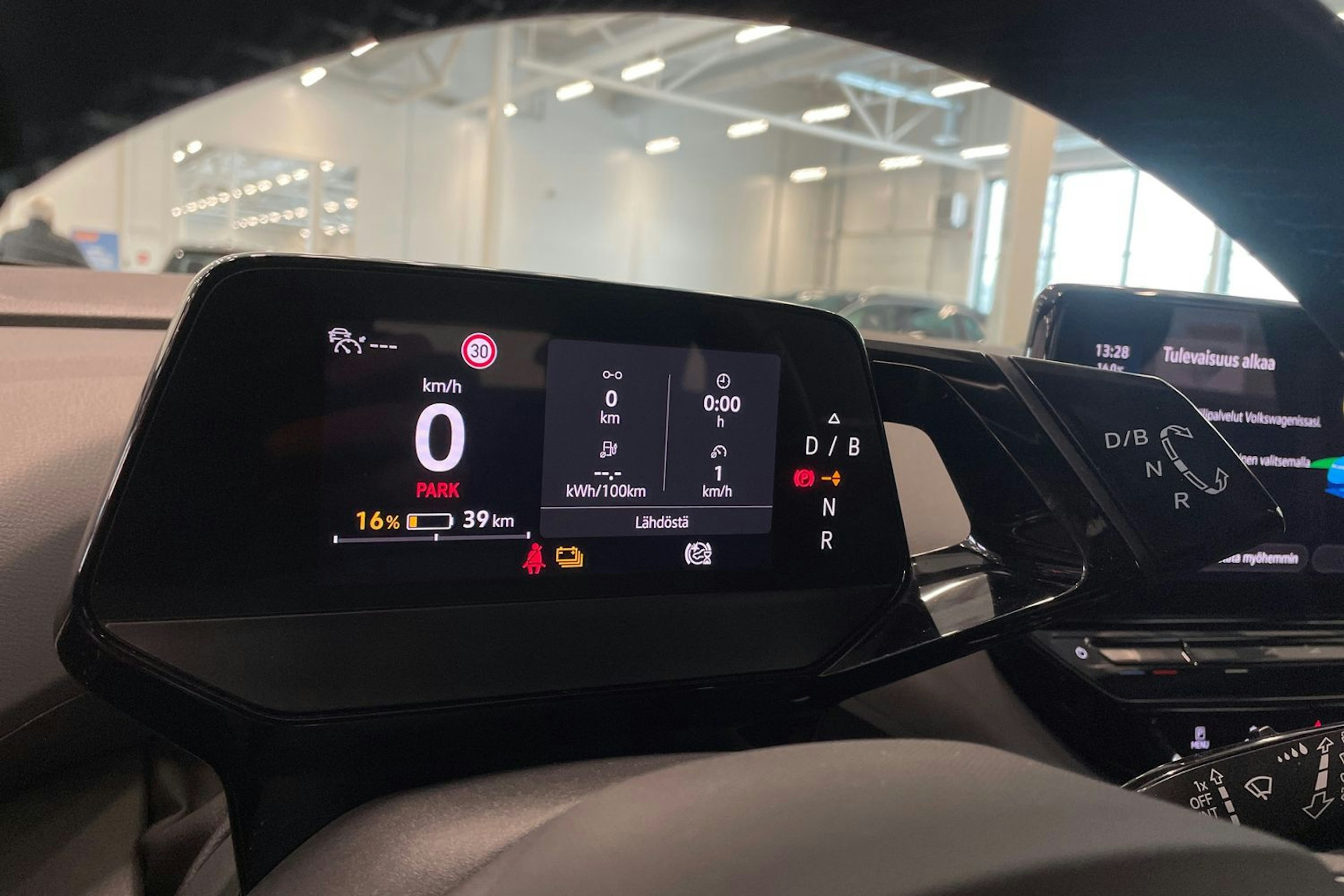 sininen Volkswagen ID.4 2024 kuva 18.