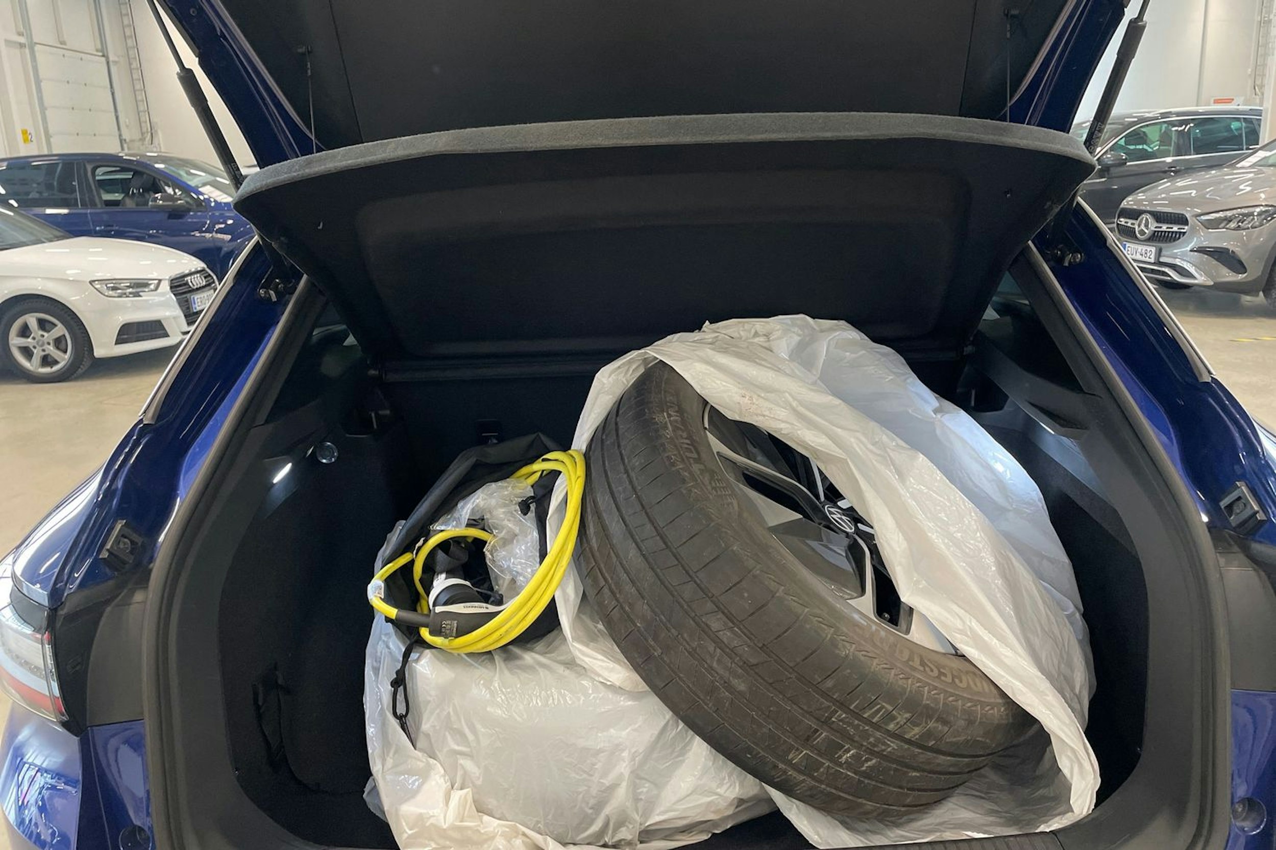 sininen Volkswagen ID.4 2024 kuva 36.