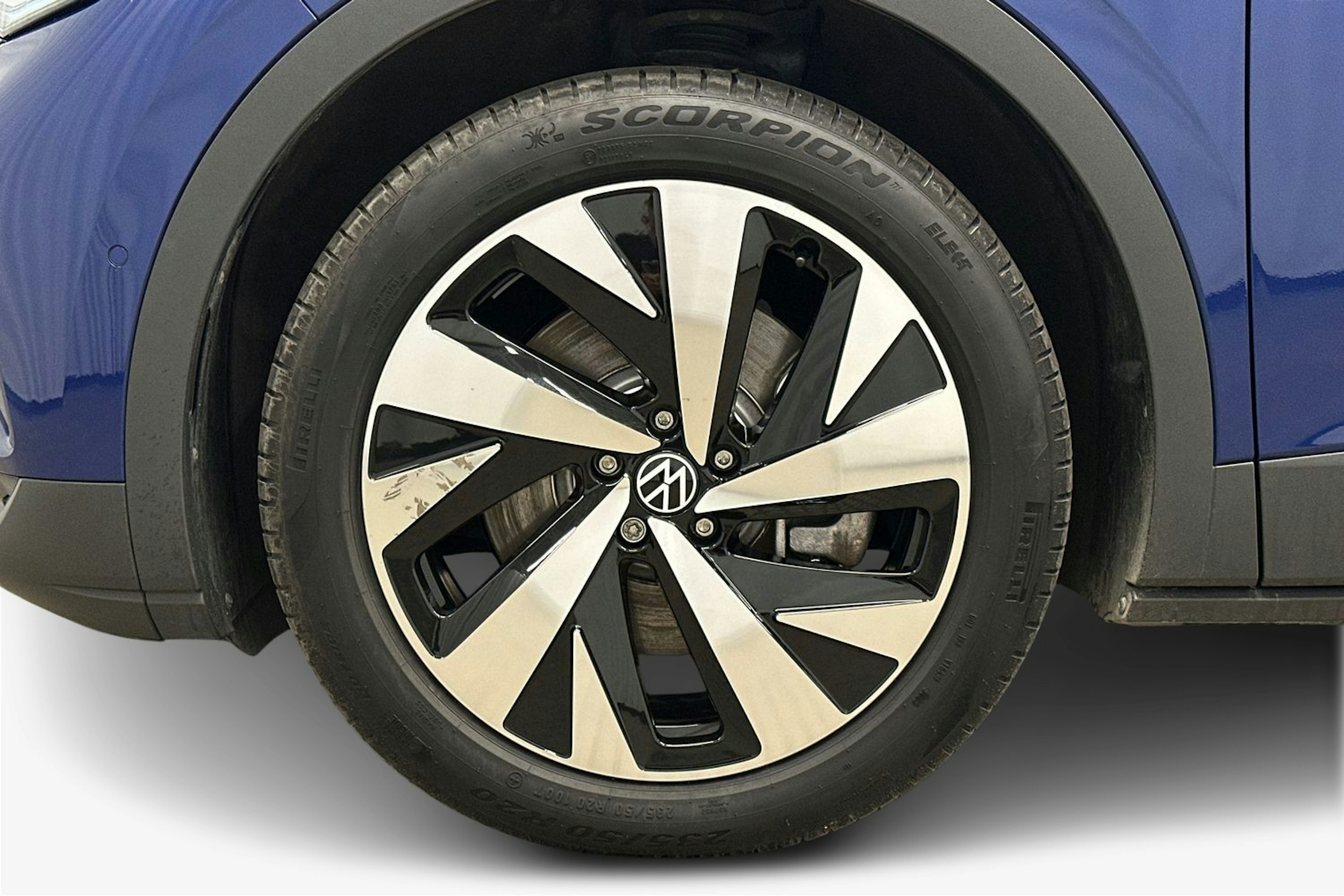 sininen Volkswagen ID.4 2024 kuva 11.