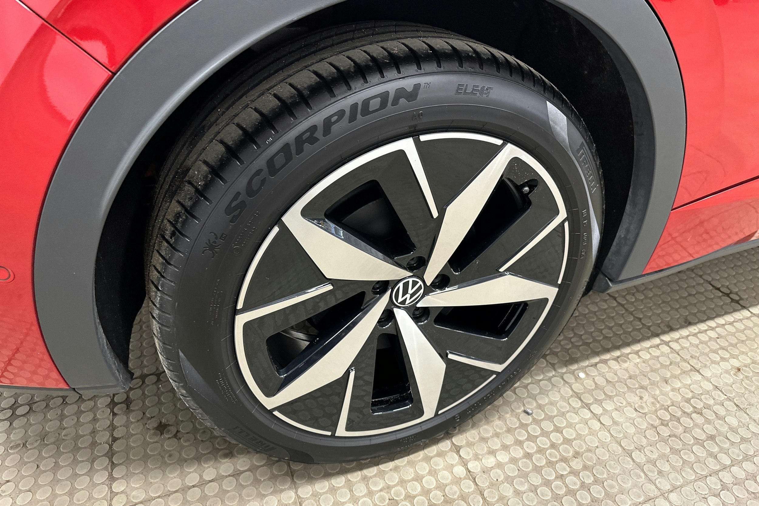 punainen Volkswagen ID.4 2024 kuva 13.