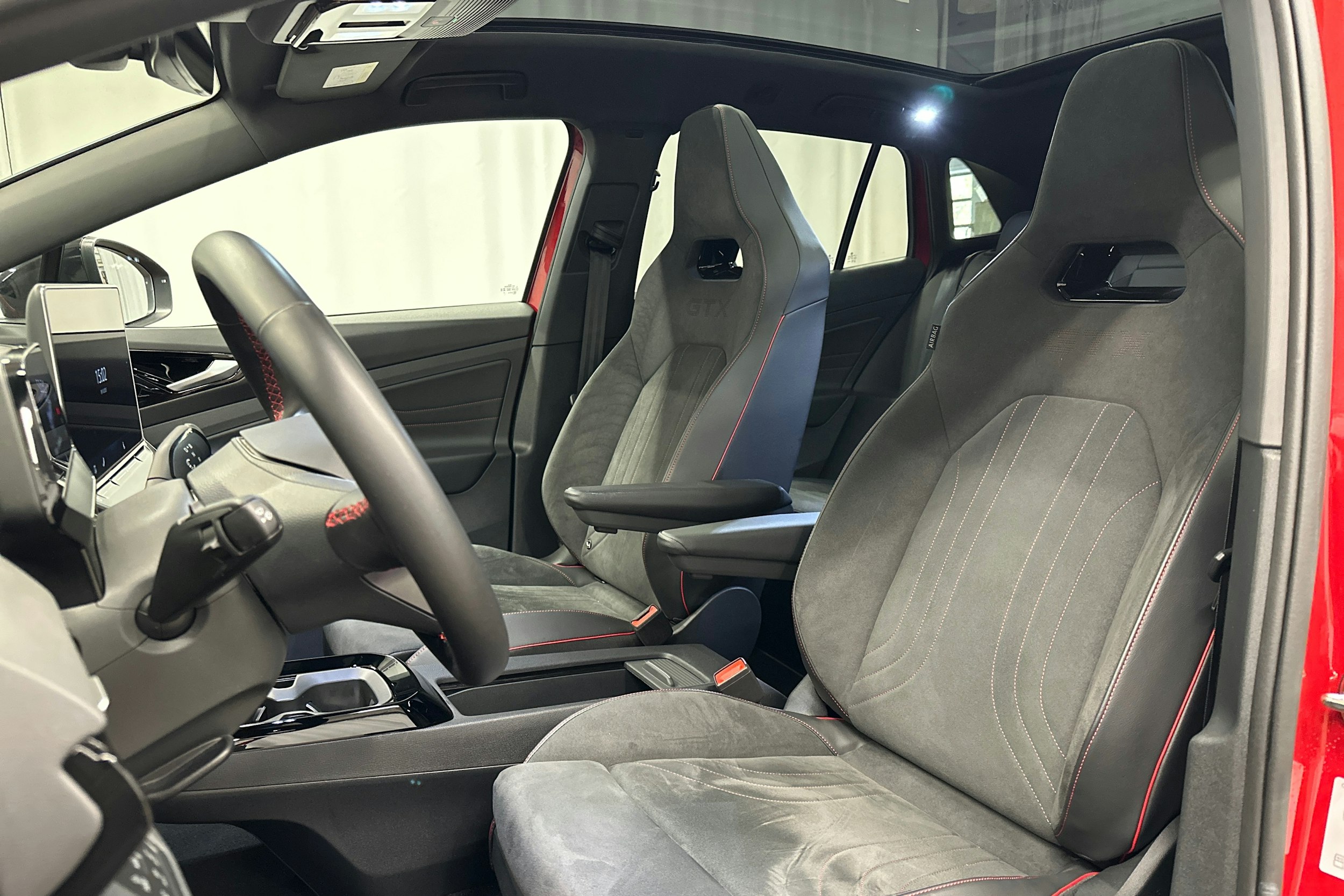 punainen Volkswagen ID.4 2024 kuva 28.