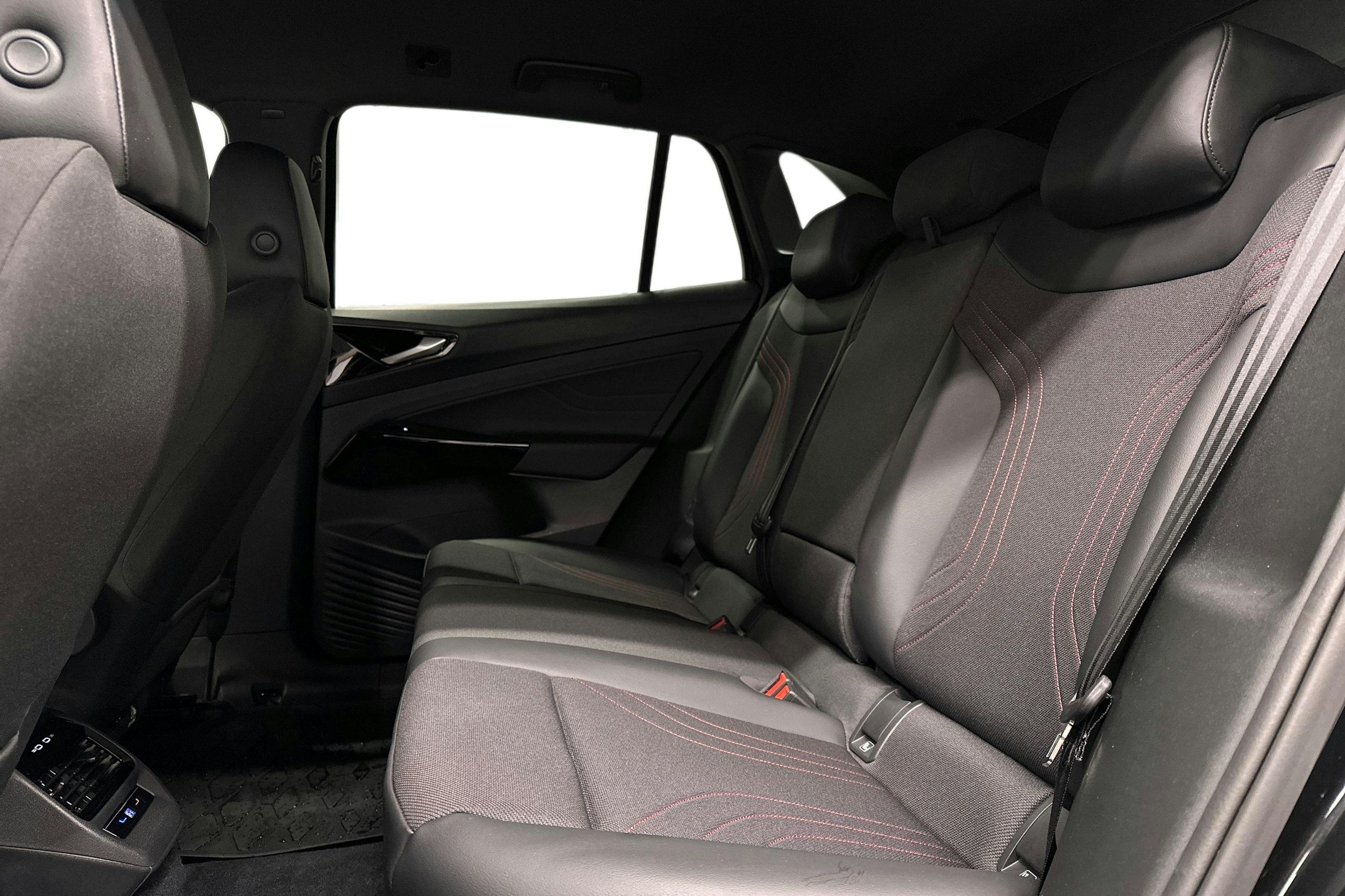 musta Volkswagen ID.4 2024 kuva 8.