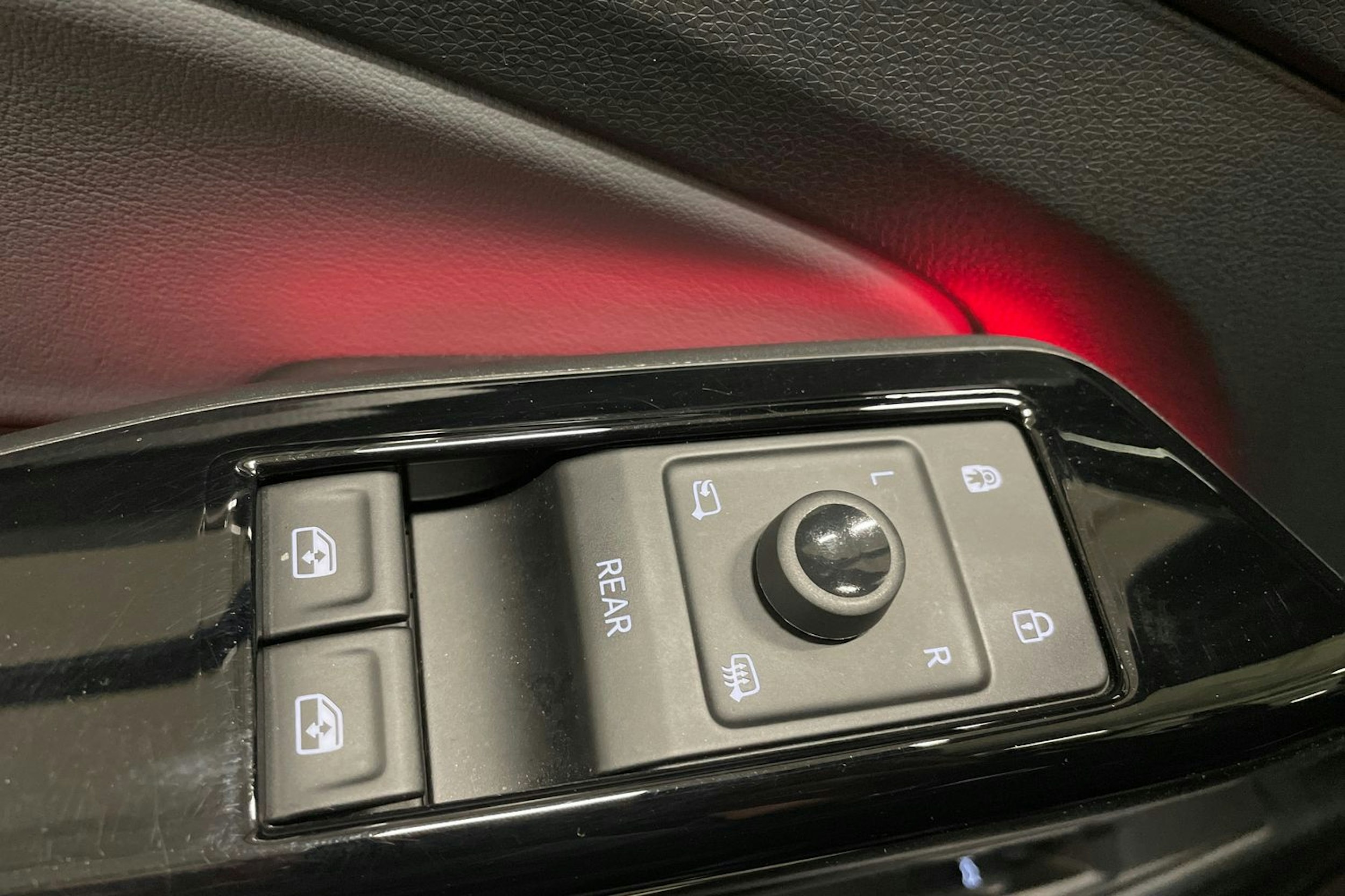 musta Volkswagen ID.4 2024 kuva 35.