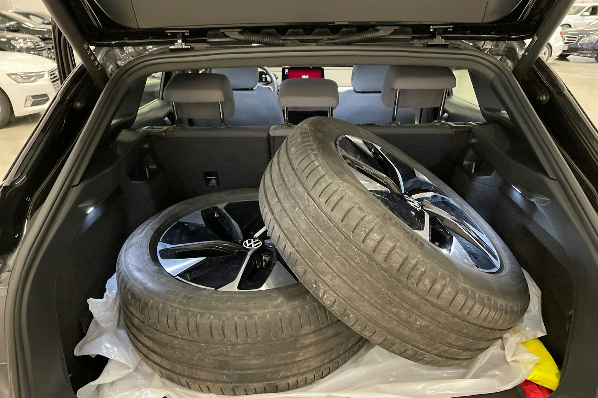 musta Volkswagen ID.4 2024 kuva 37.