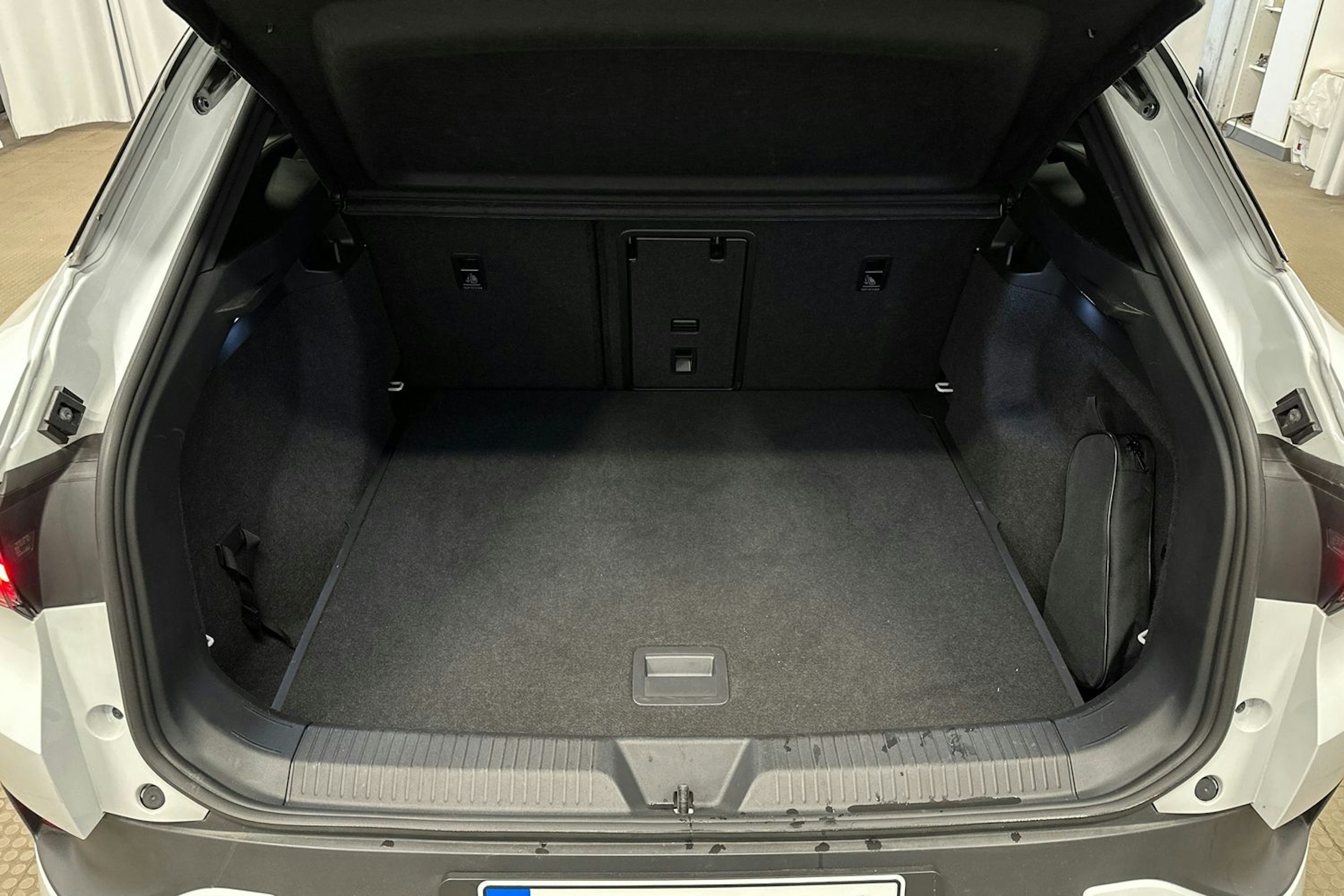 valkoinen Volkswagen ID.4 2024 kuva 14.