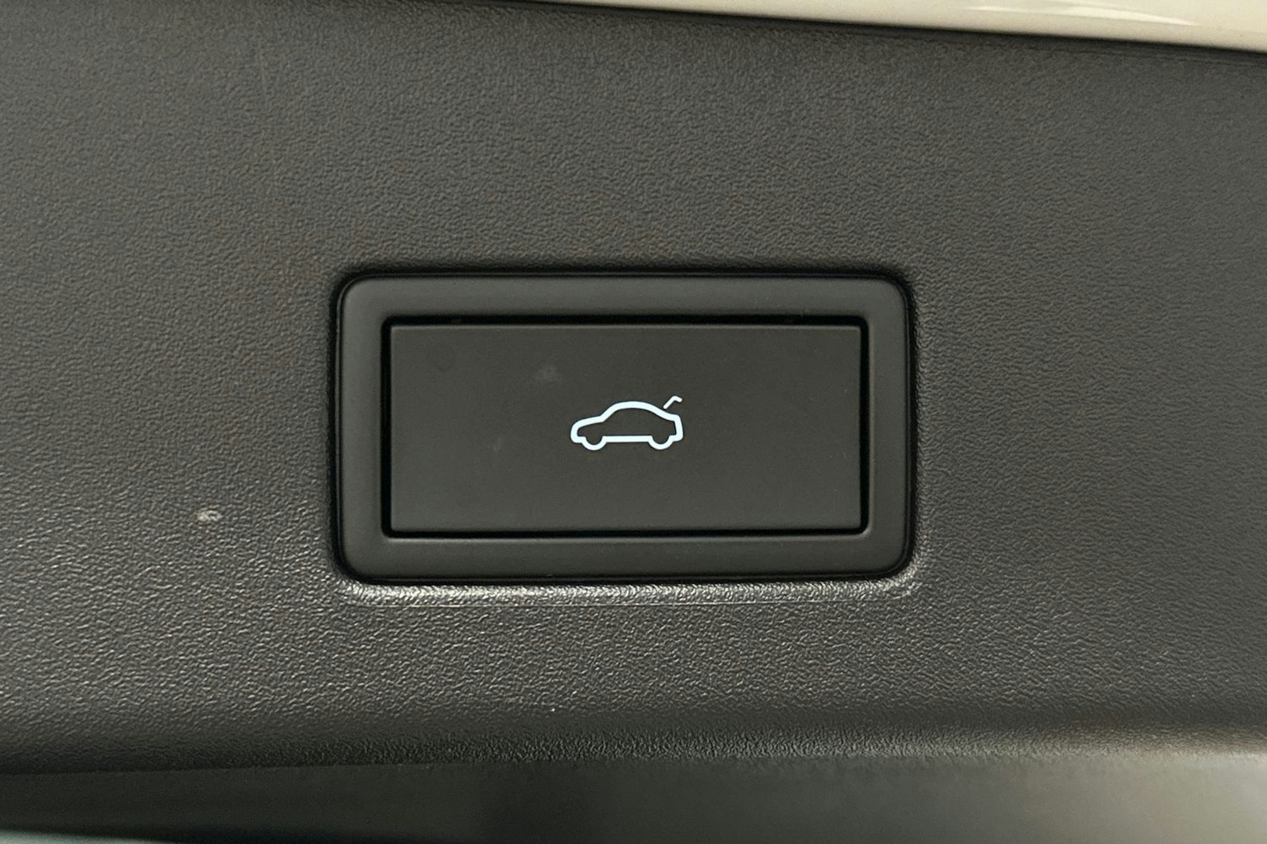 valkoinen Volkswagen ID.4 2024 kuva 15.