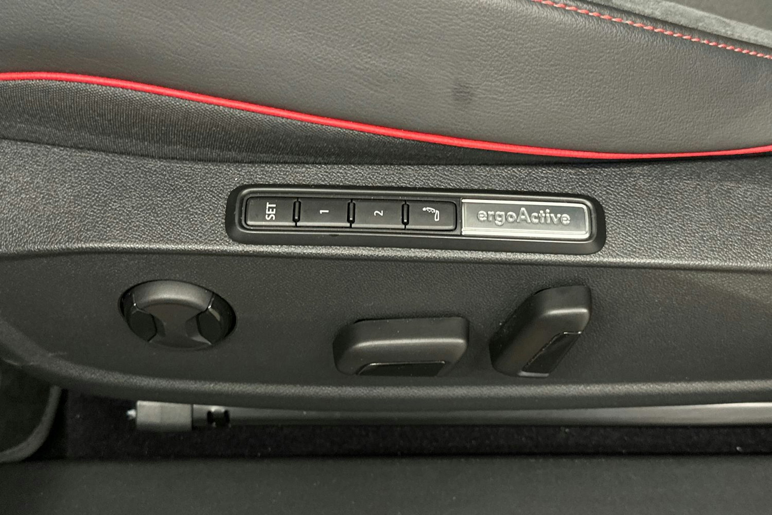 valkoinen Volkswagen ID.4 2024 kuva 19.