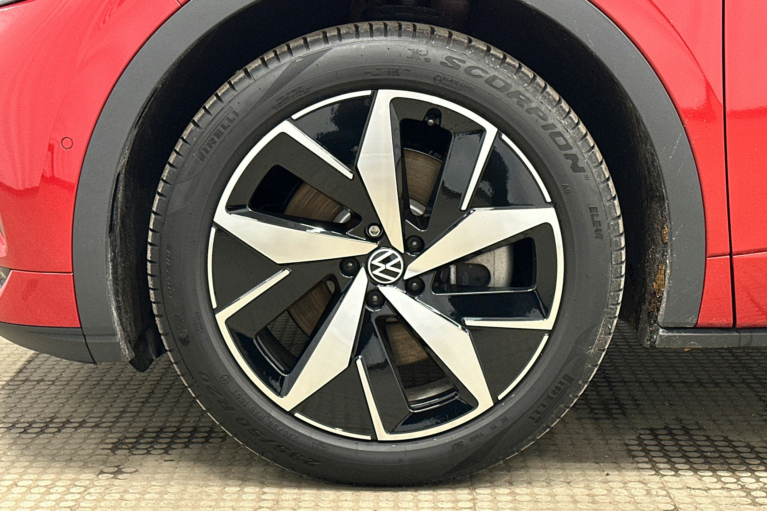 punainen Volkswagen ID.4 2024 kuva 11.