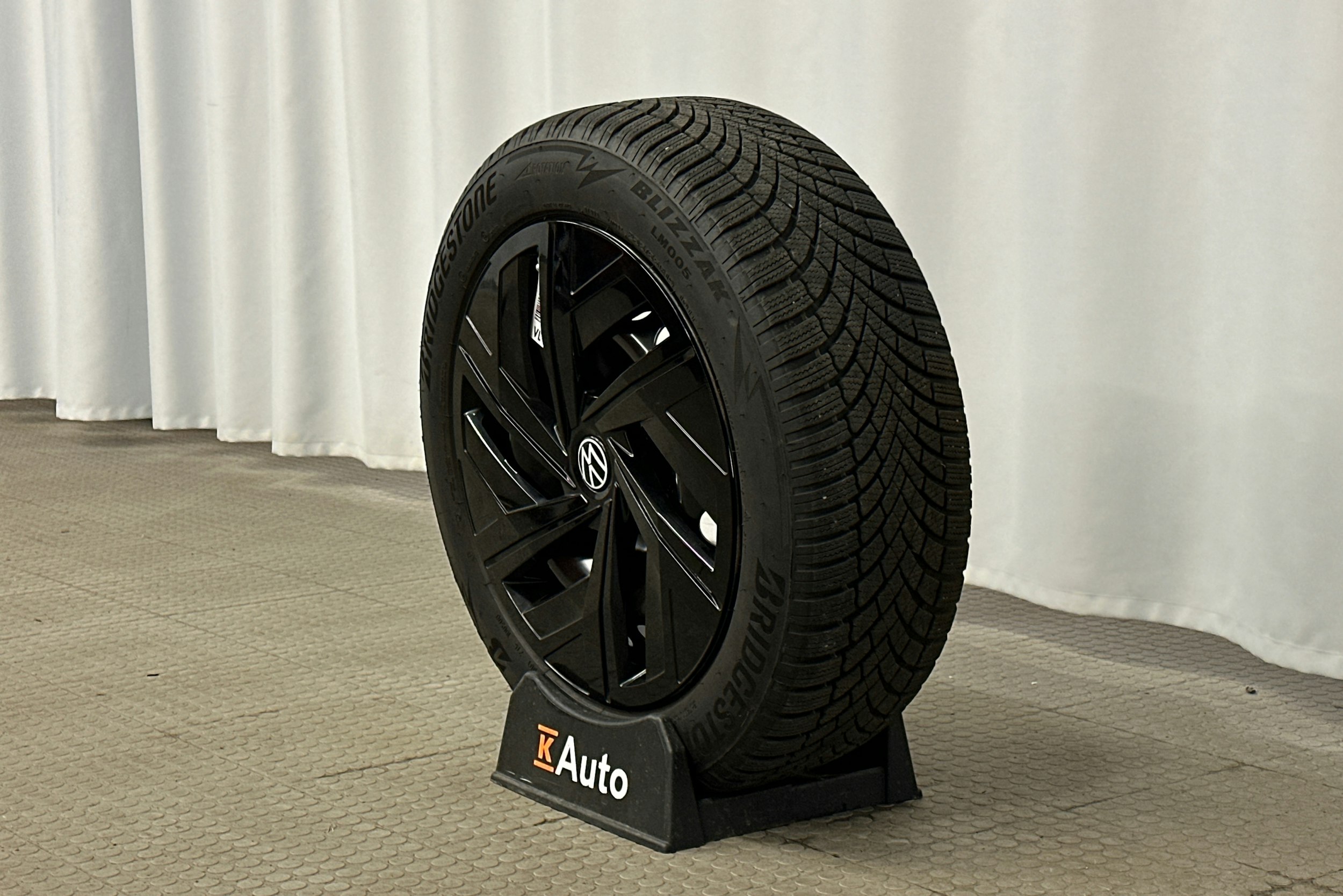 punainen Volkswagen ID.4 2024 kuva 13.