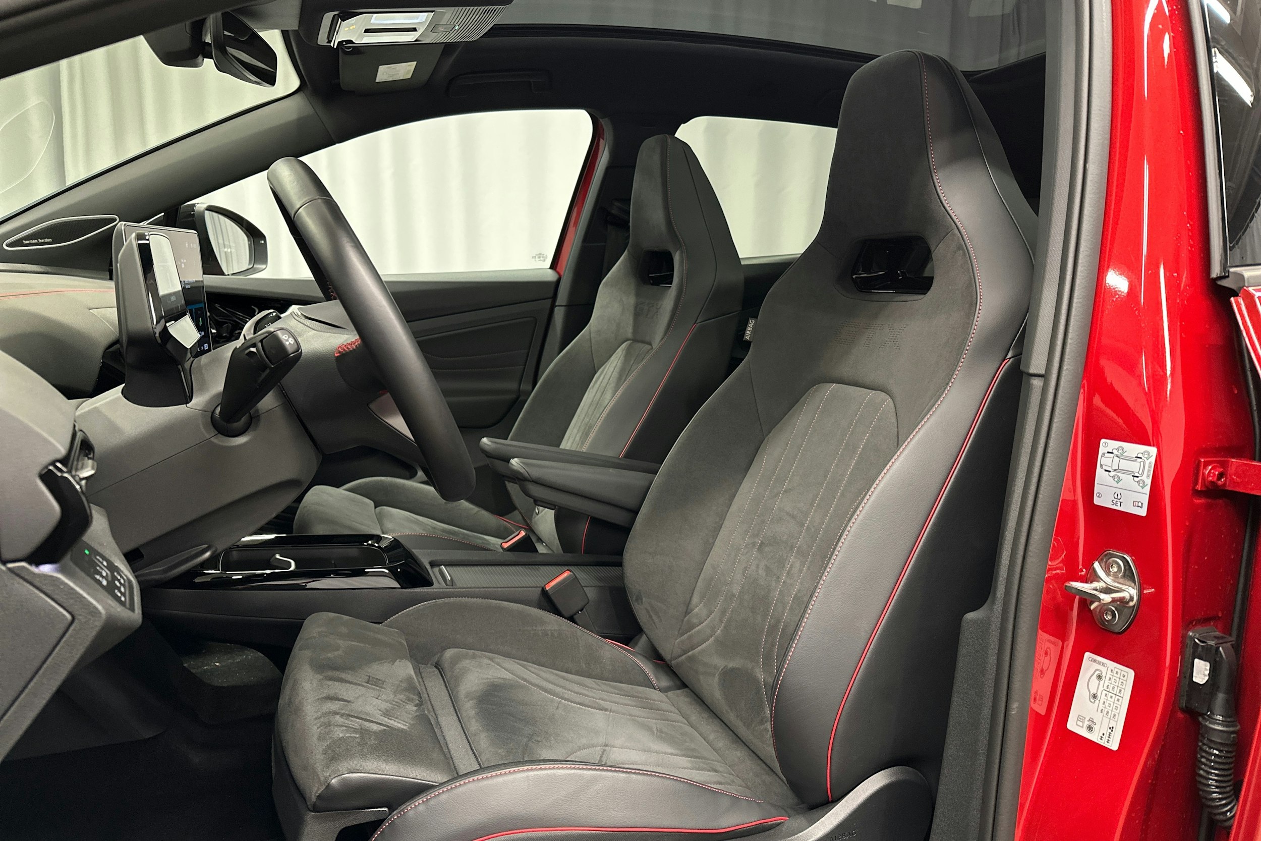 punainen Volkswagen ID.4 2024 kuva 16.