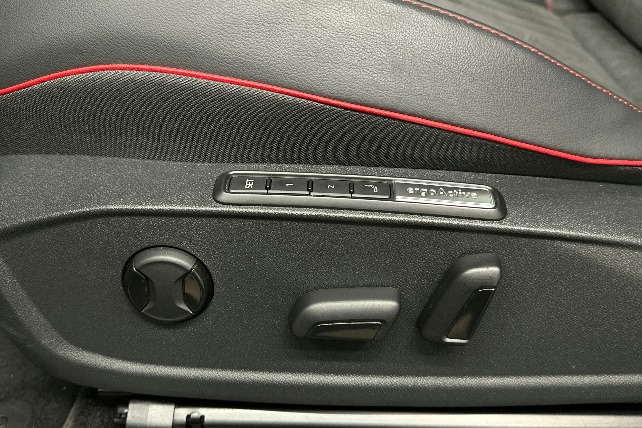 punainen Volkswagen ID.4 2024 kuva 17.