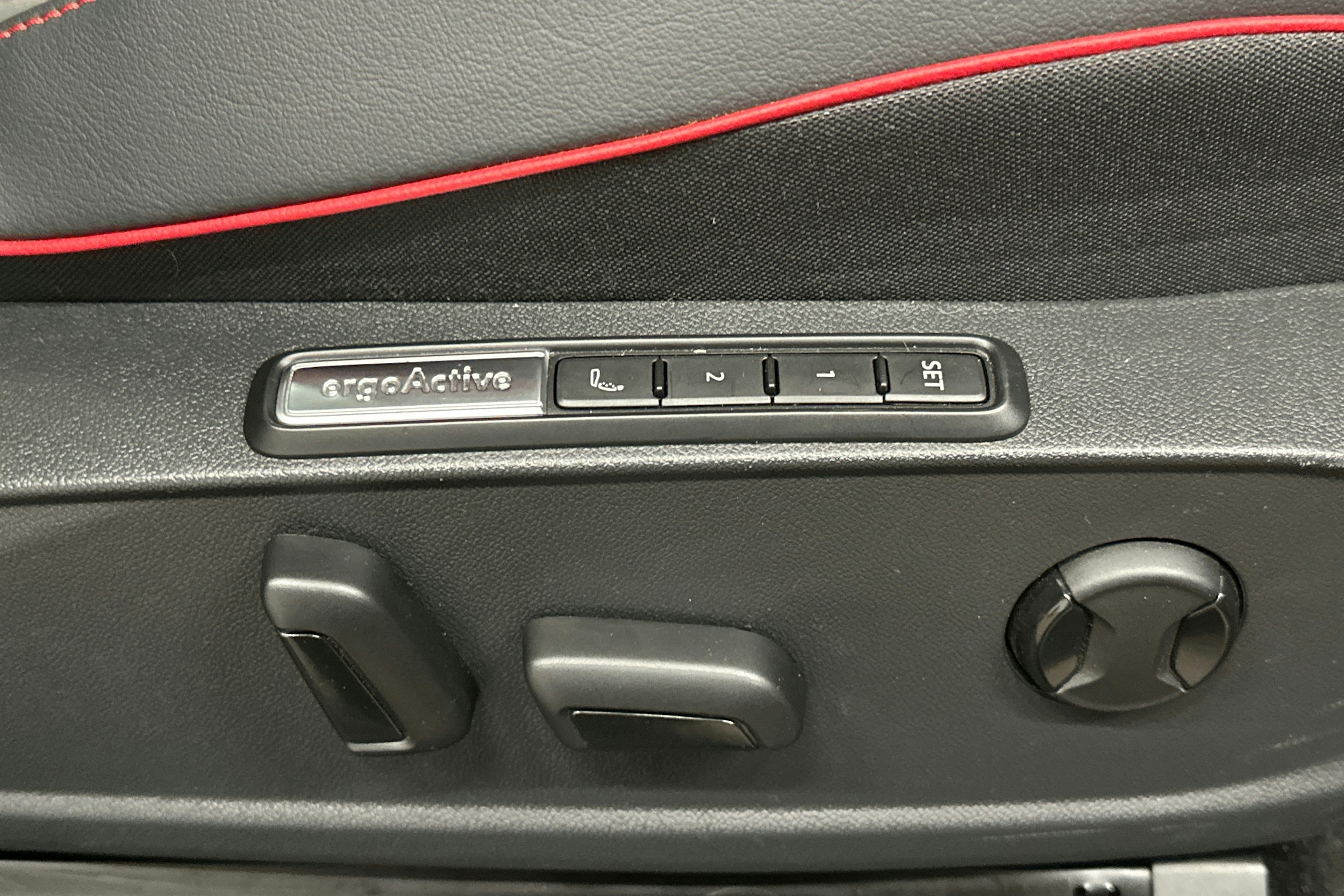 punainen Volkswagen ID.4 2024 kuva 18.