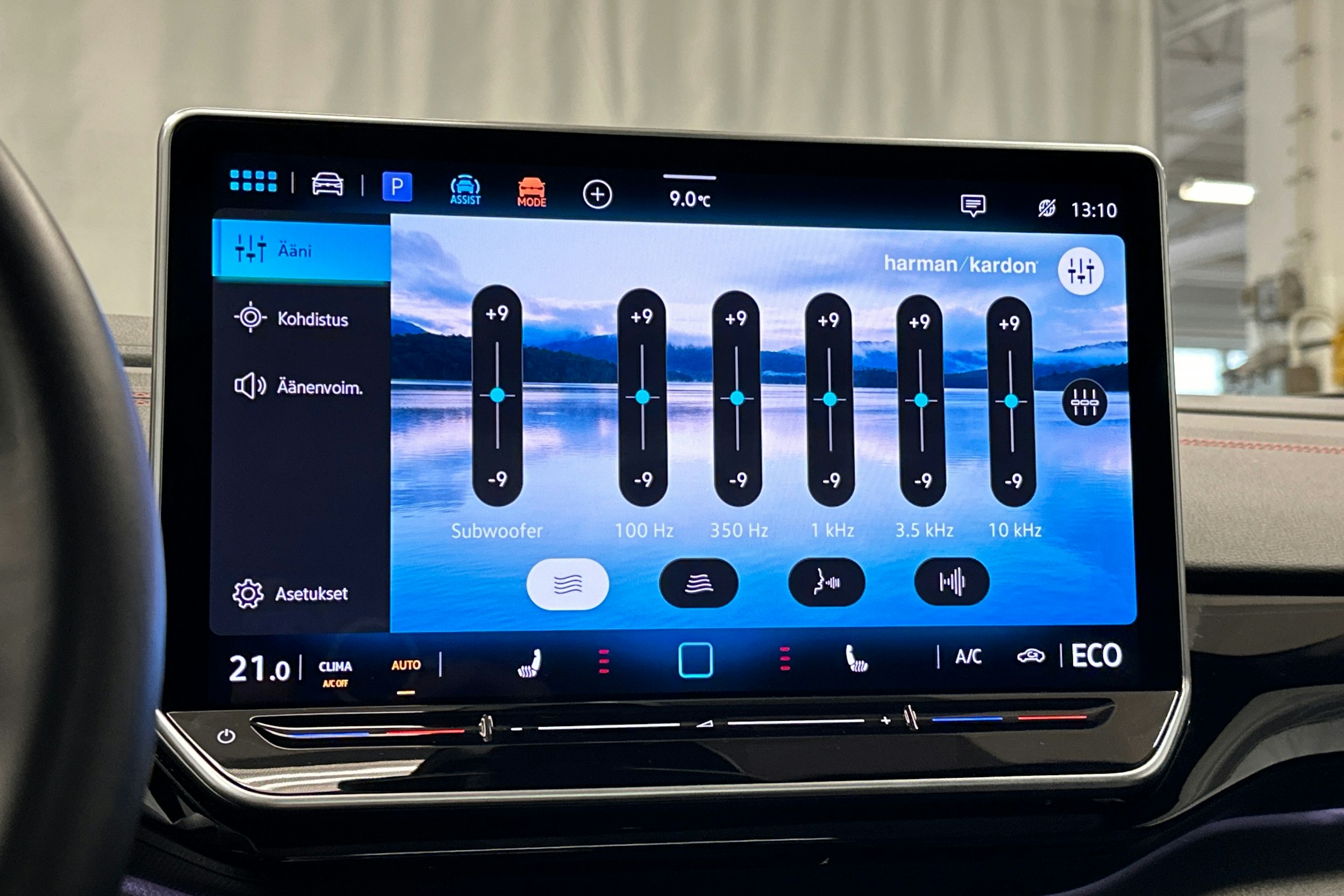 punainen Volkswagen ID.4 2024 kuva 32.