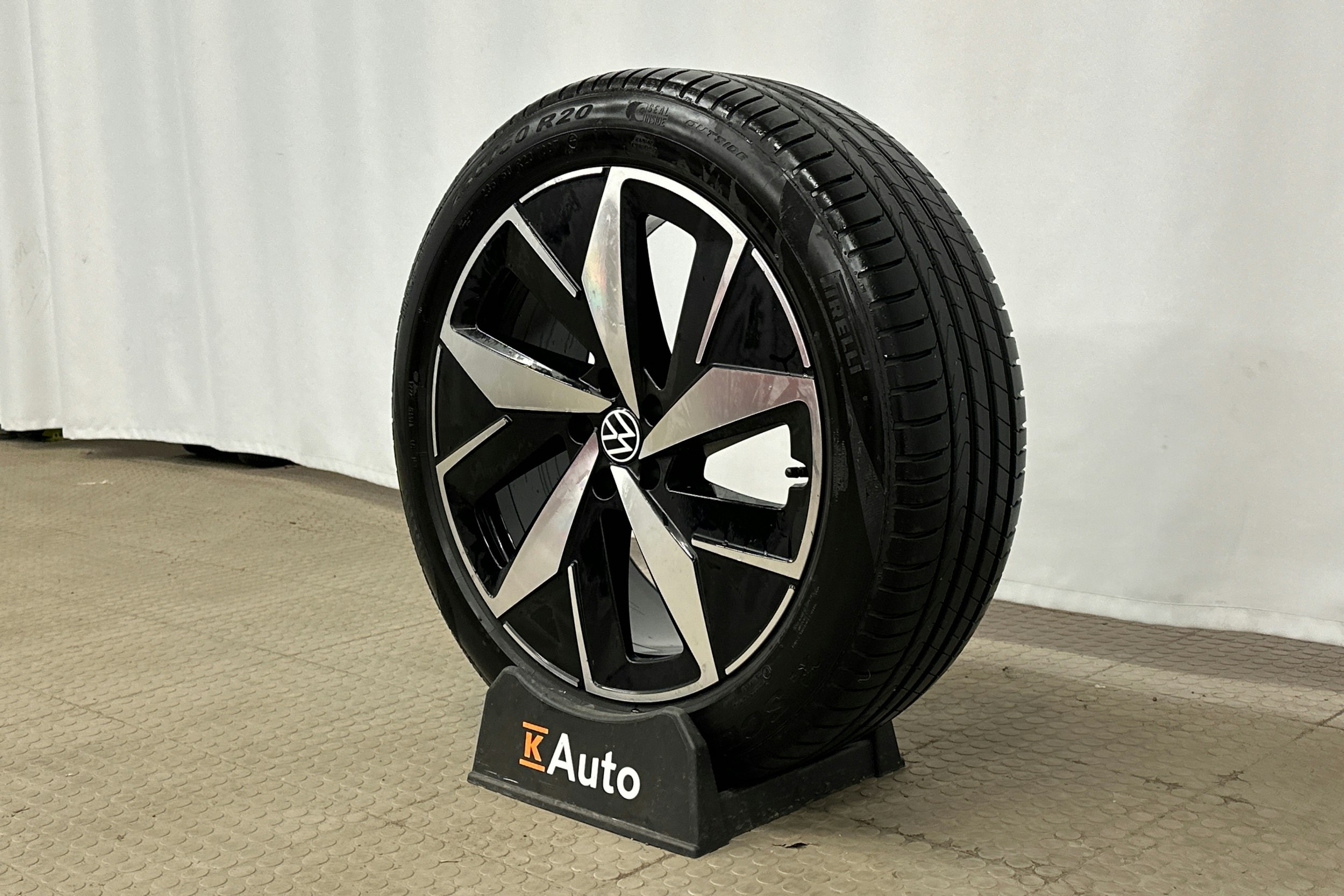 punainen Volkswagen ID.4 2024 kuva 13.