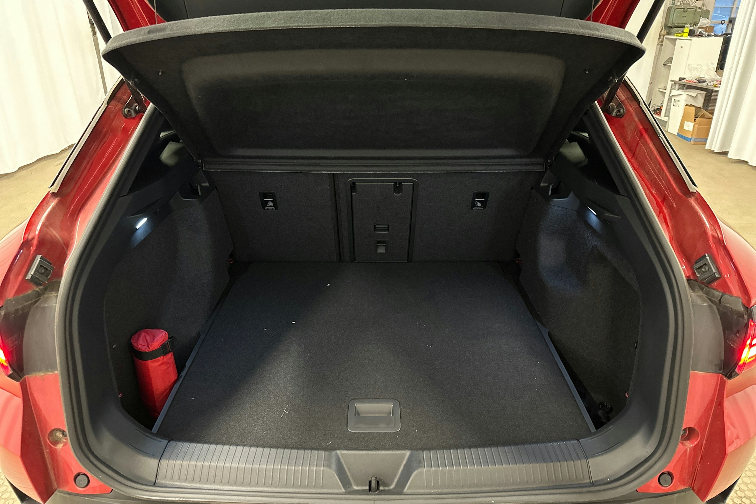 punainen Volkswagen ID.4 2024 kuva 14.