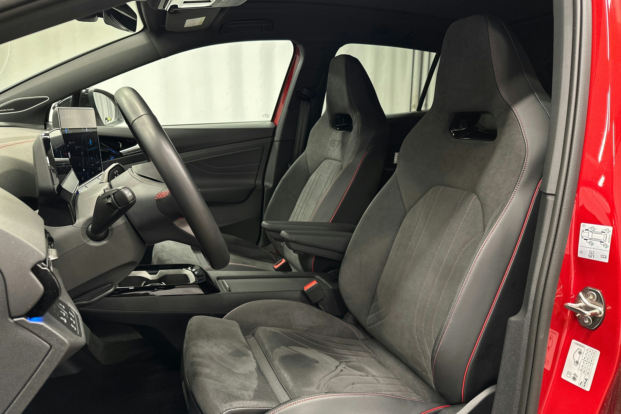 punainen Volkswagen ID.4 2024 kuva 17.