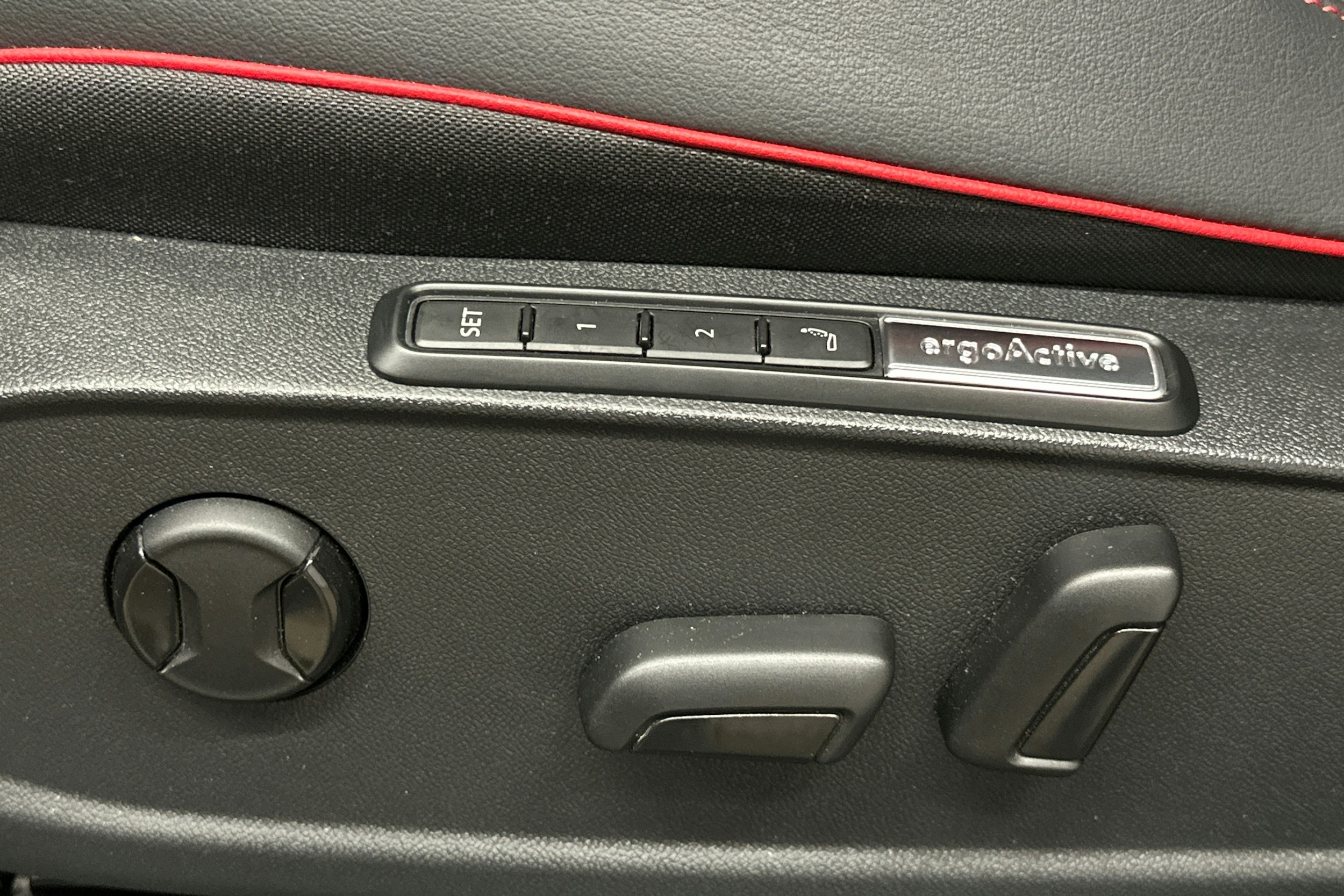 punainen Volkswagen ID.4 2024 kuva 18.