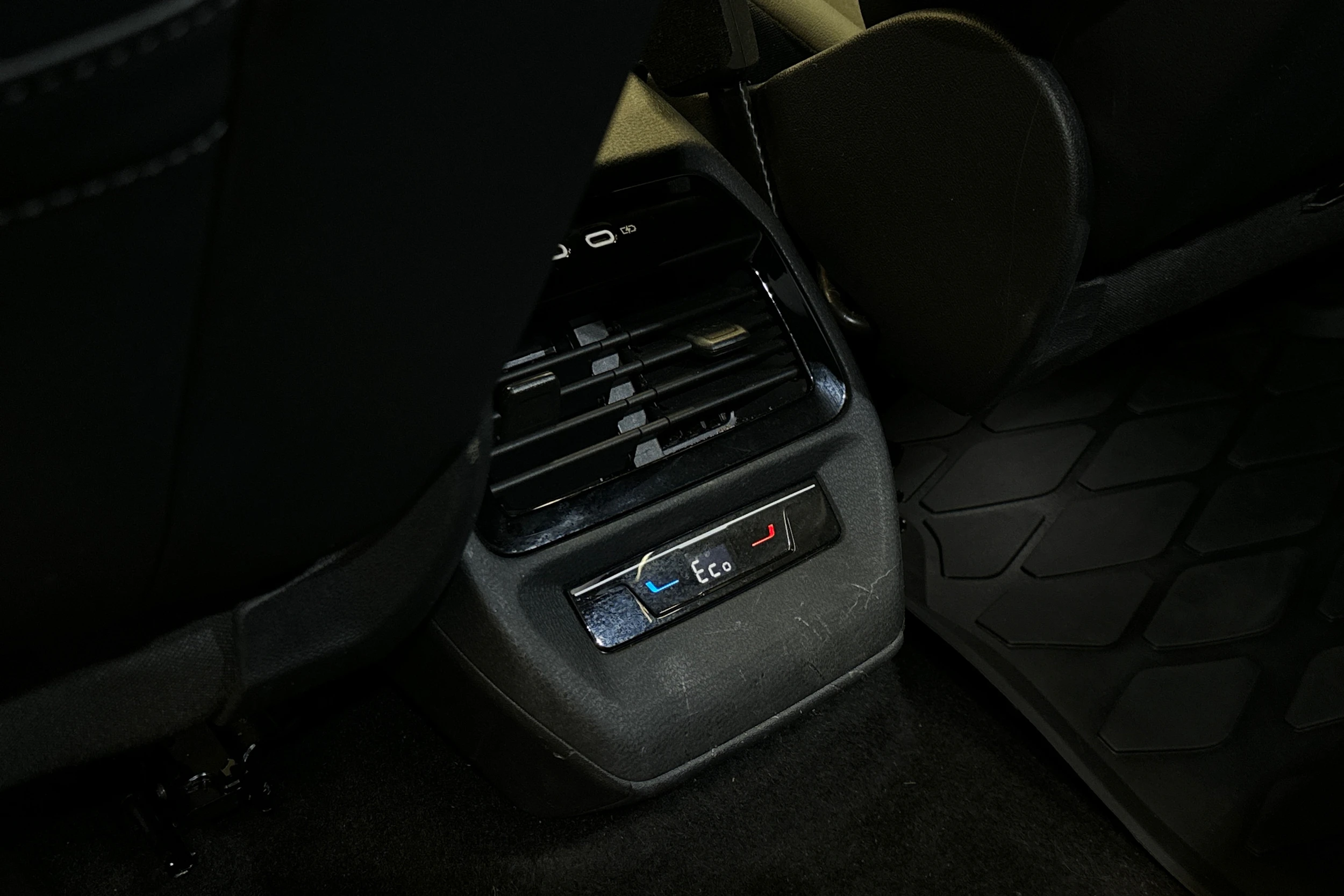 harmaa Volkswagen ID.4 2024 kuva 13.