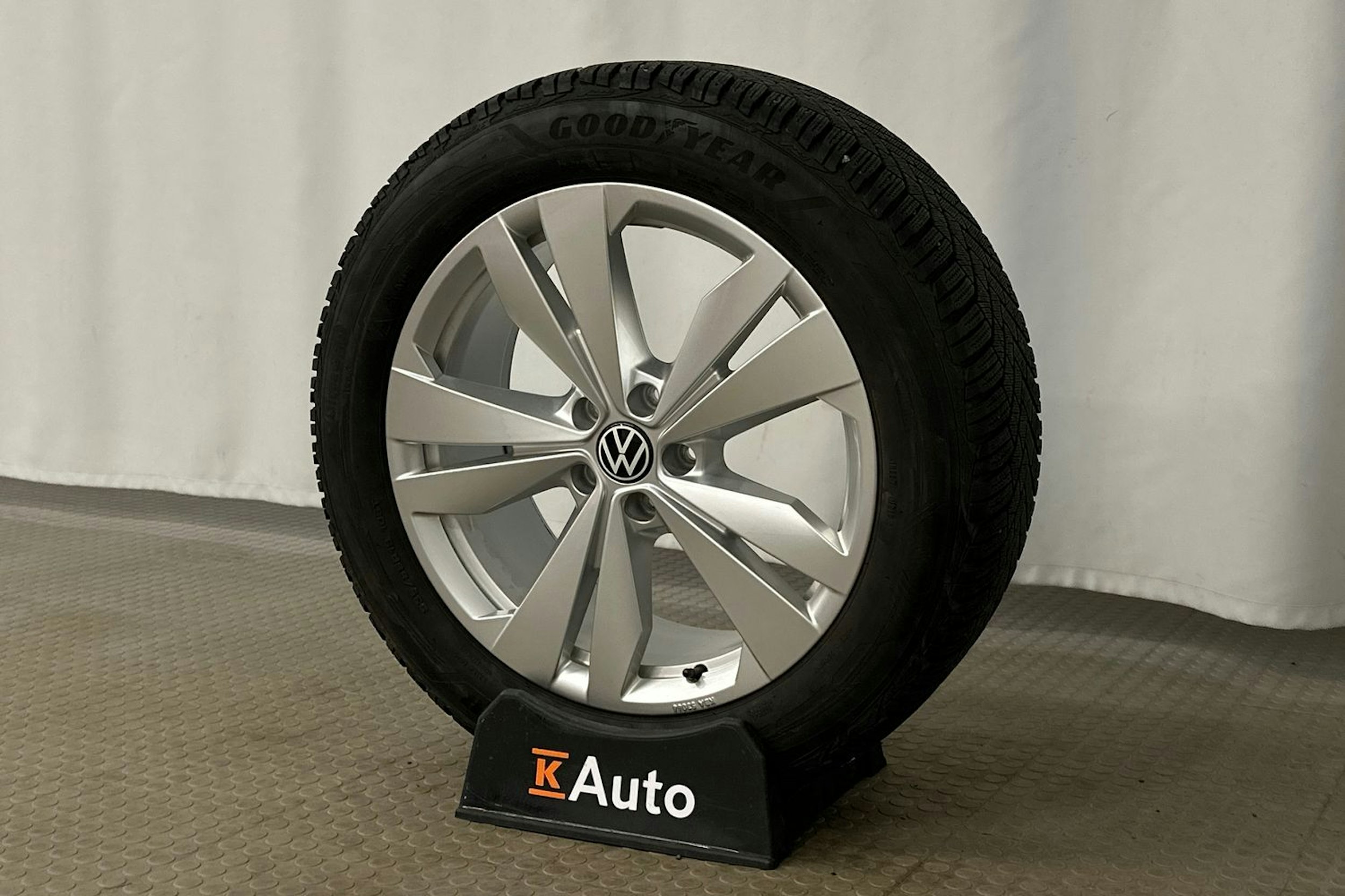 punainen Volkswagen ID.4 2024 kuva 13.