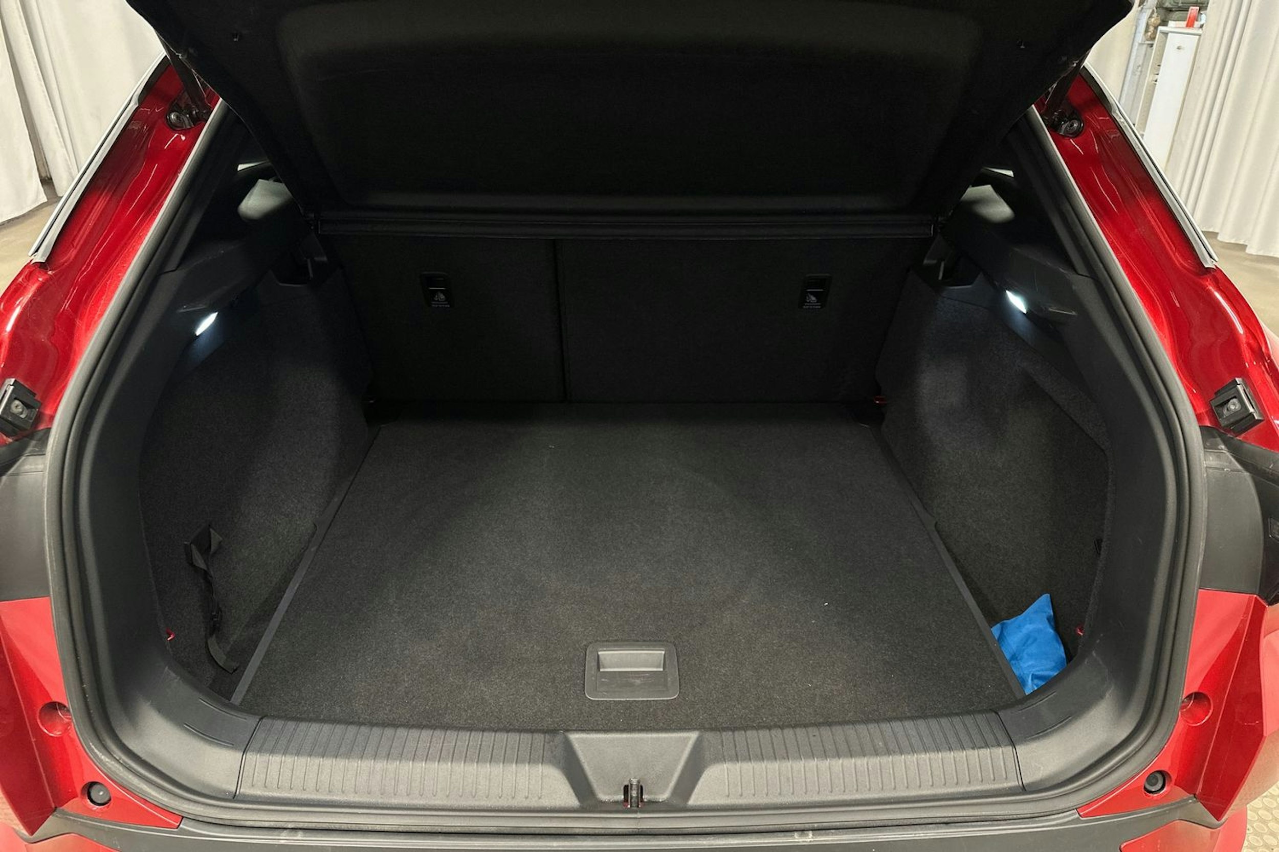 punainen Volkswagen ID.4 2024 kuva 14.