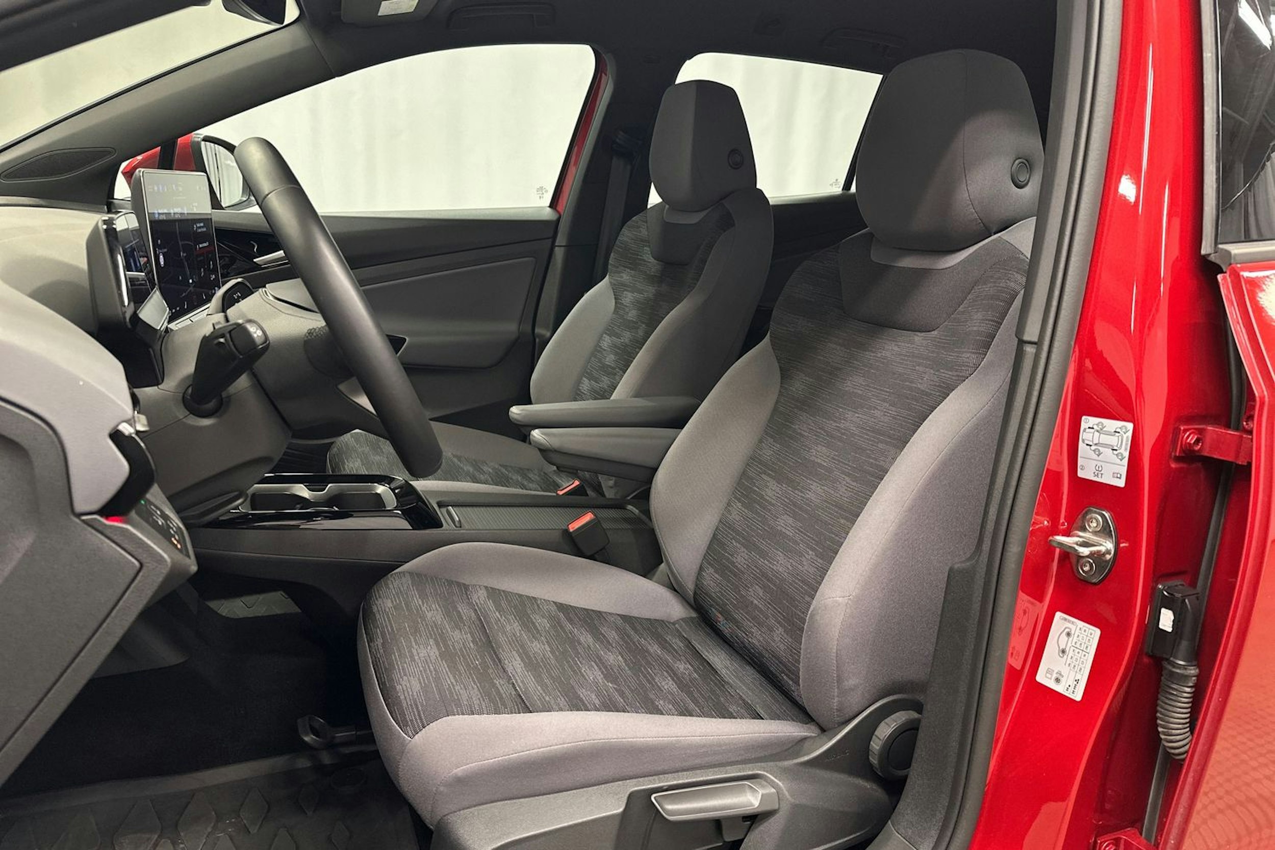 punainen Volkswagen ID.4 2024 kuva 15.