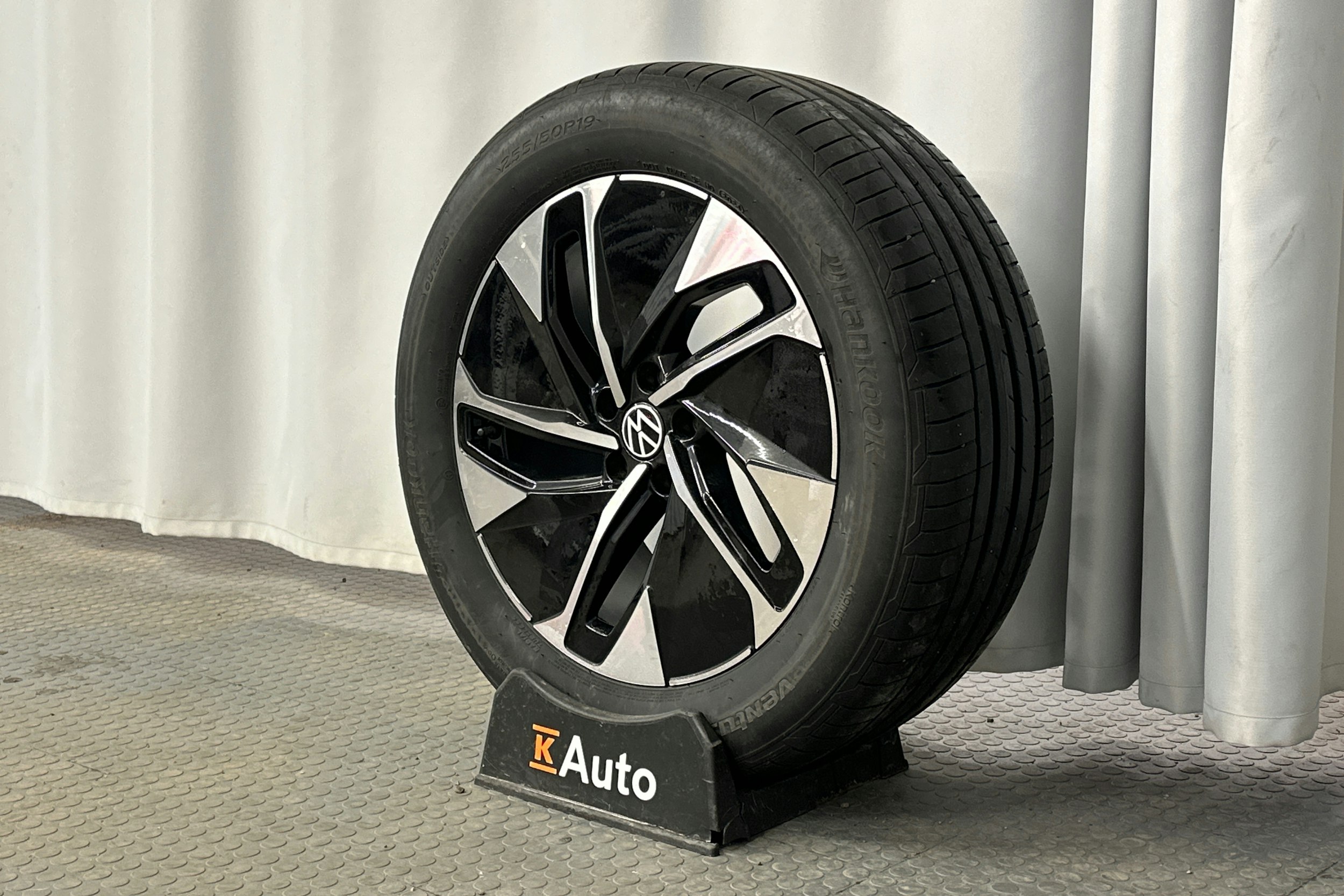 musta Volkswagen ID.4 2024 kuva 13.