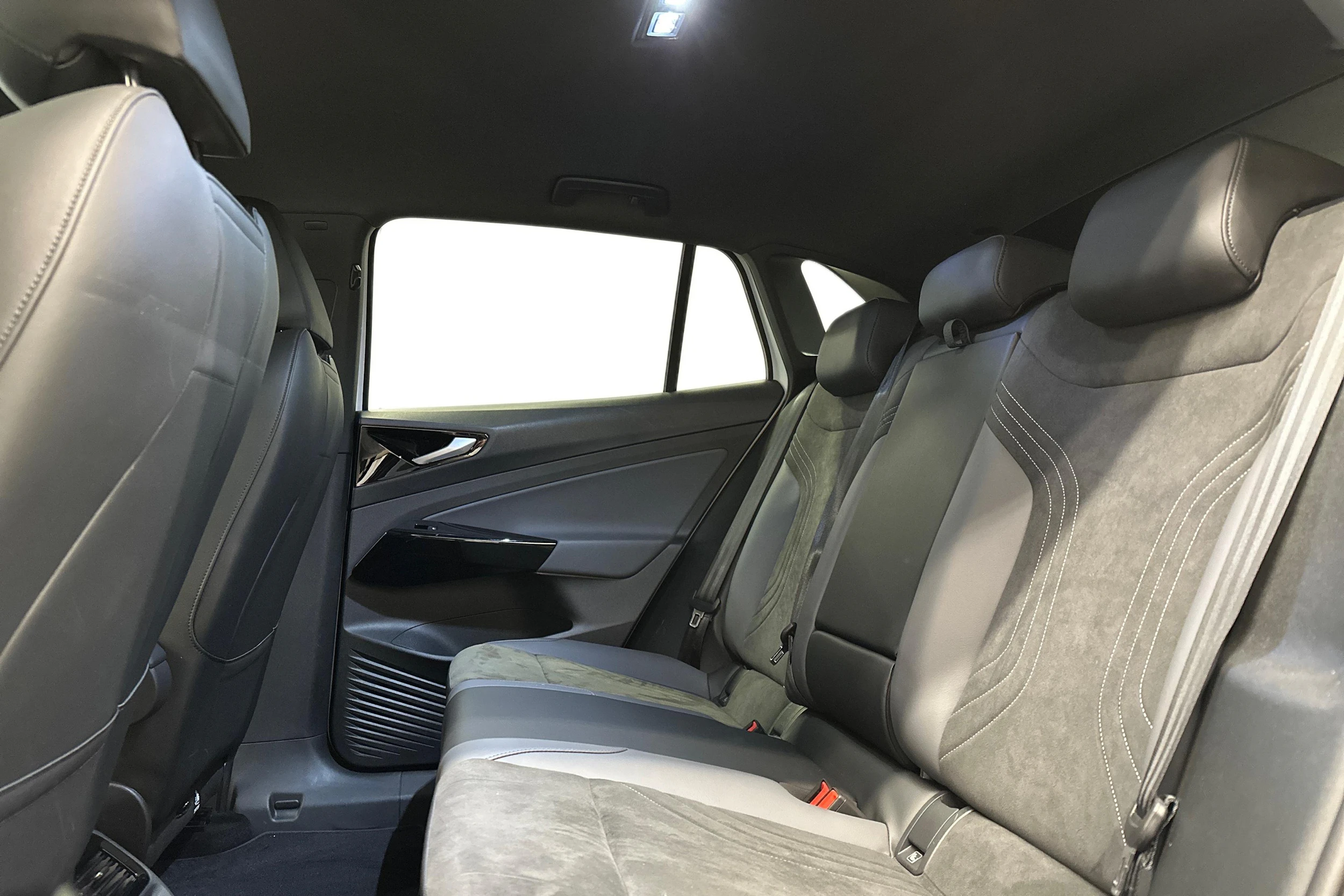 valkoinen Volkswagen ID.4 2024 kuva 8.